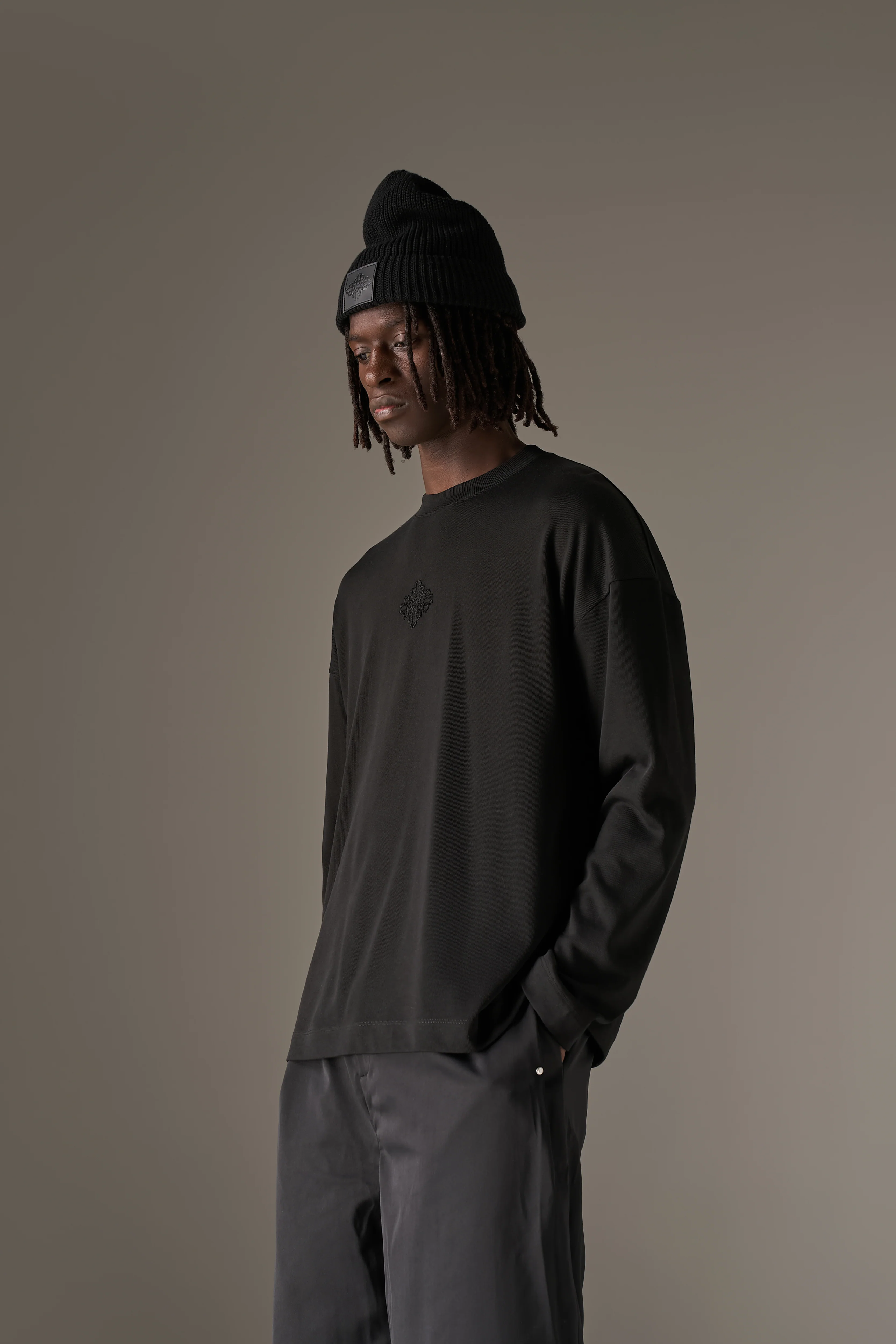 APPLIQUÉ EMBLEM LONG SLEEVE - BLACK - Image 5