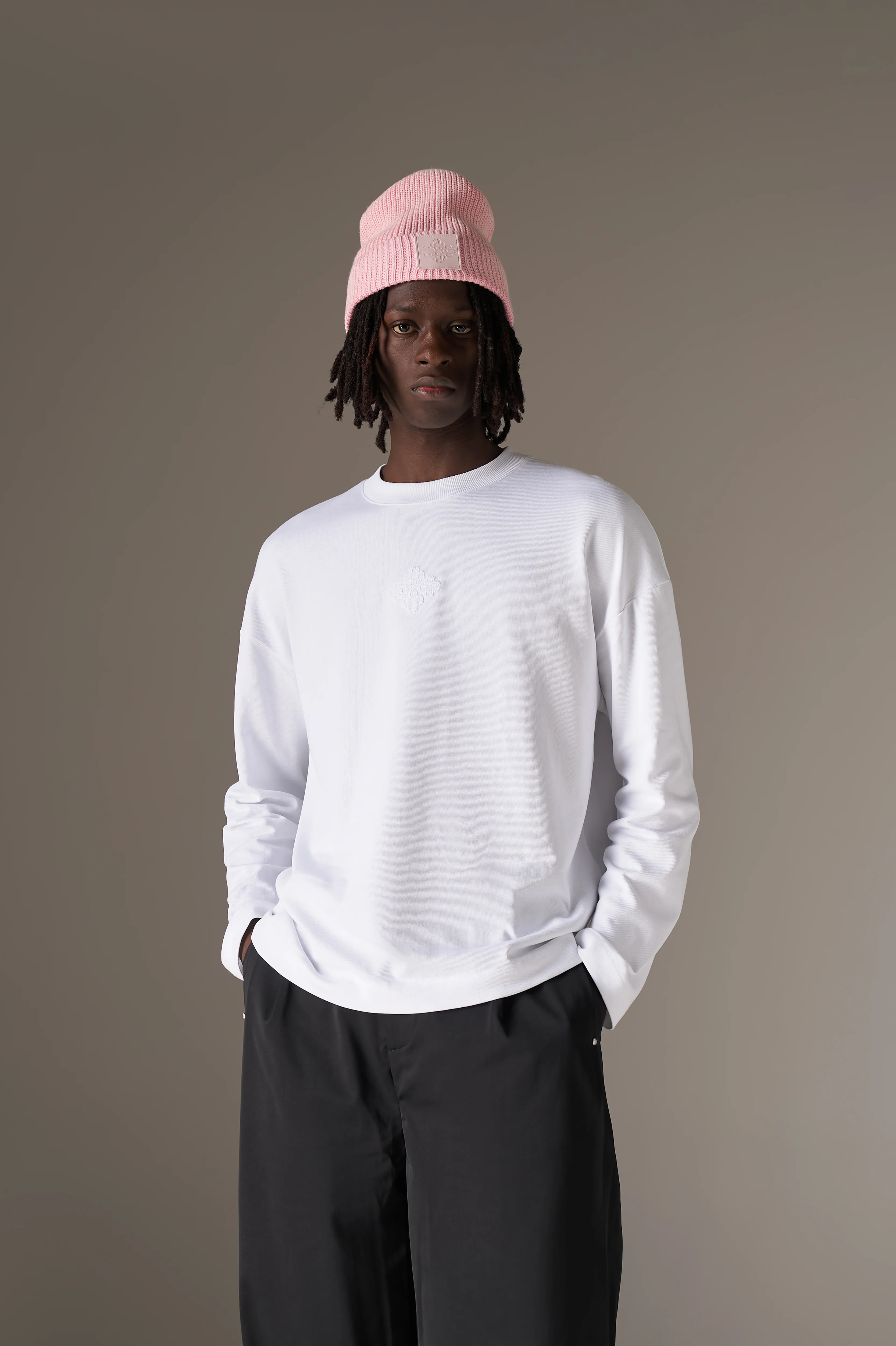 APPLIQUÉ EMBLEM LONG SLEEVE - WHITE - Image 2