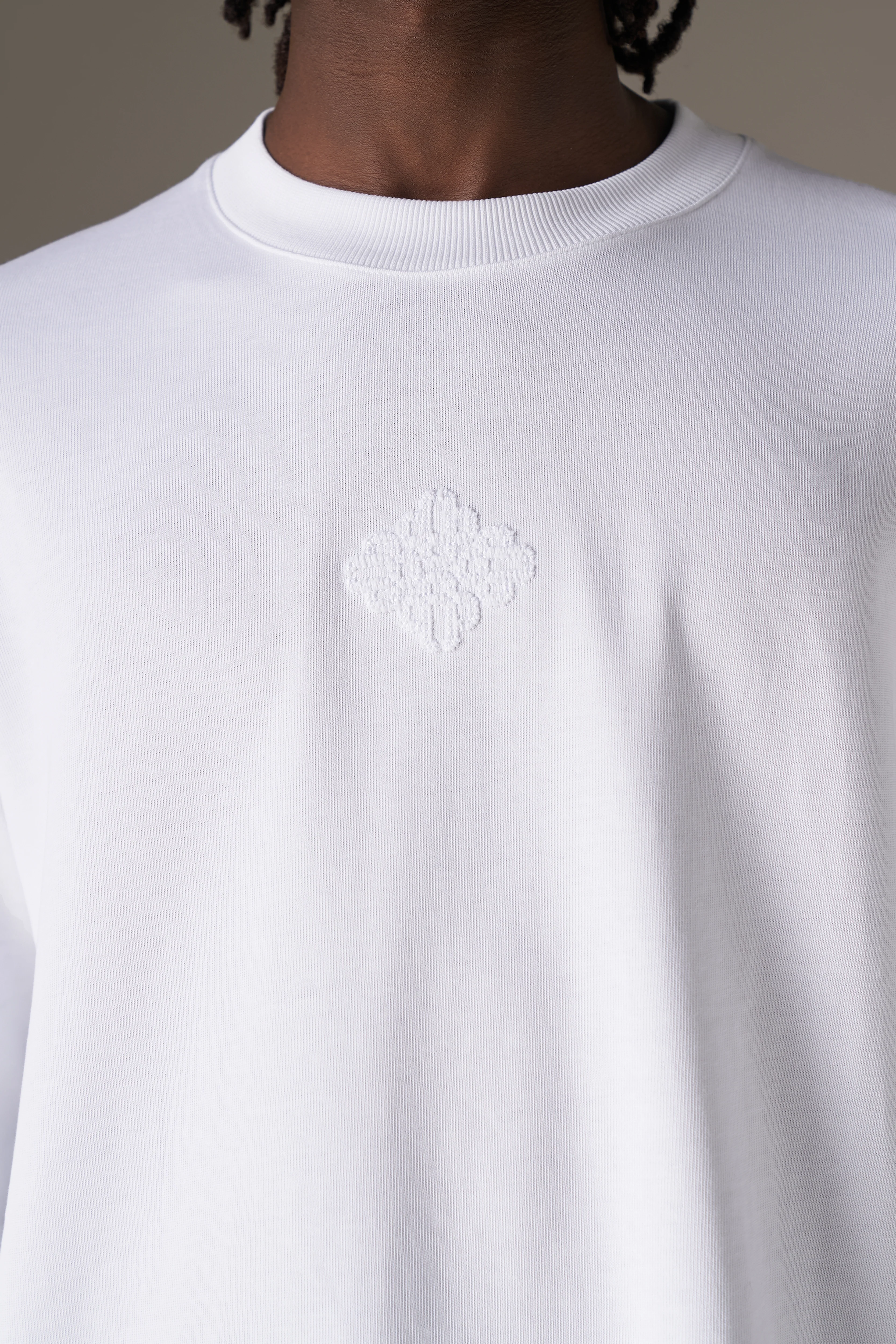 APPLIQUÉ EMBLEM LONG SLEEVE - WHITE - Image 4