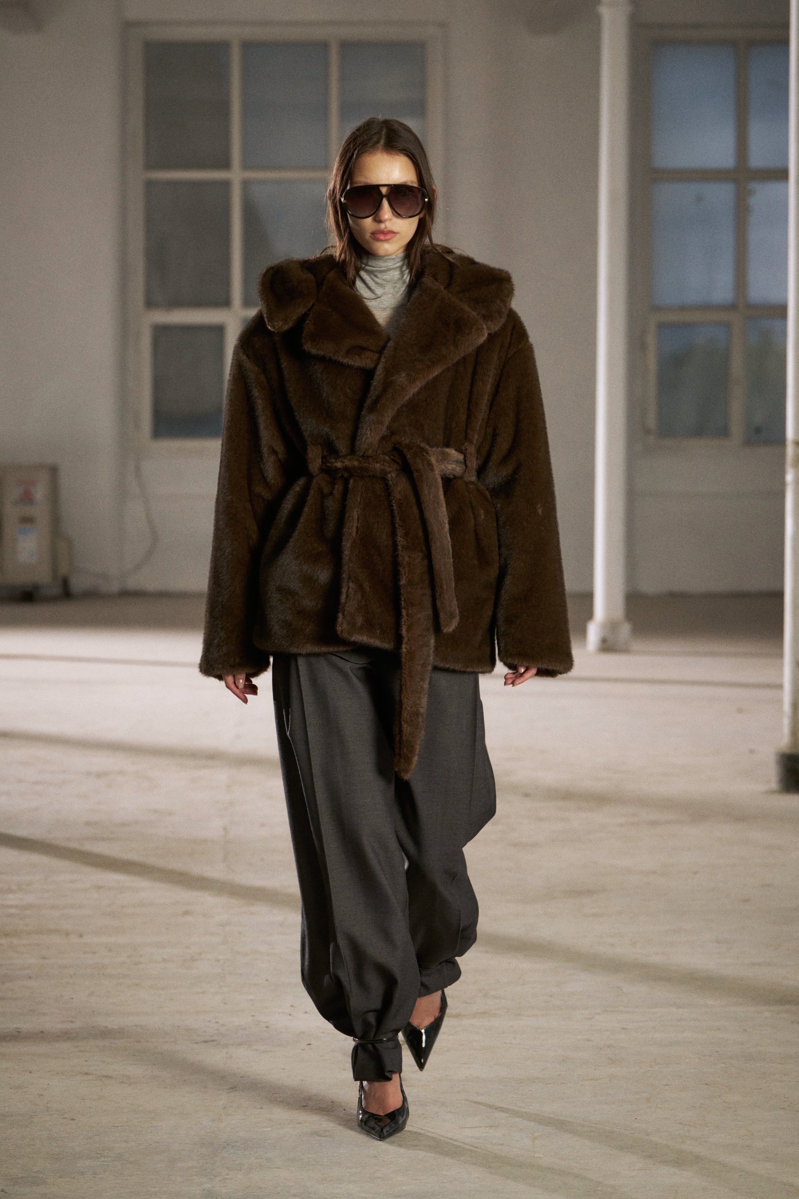BELTED FAUX FUR HOODED COAT - CHOCOLATE - Image 2