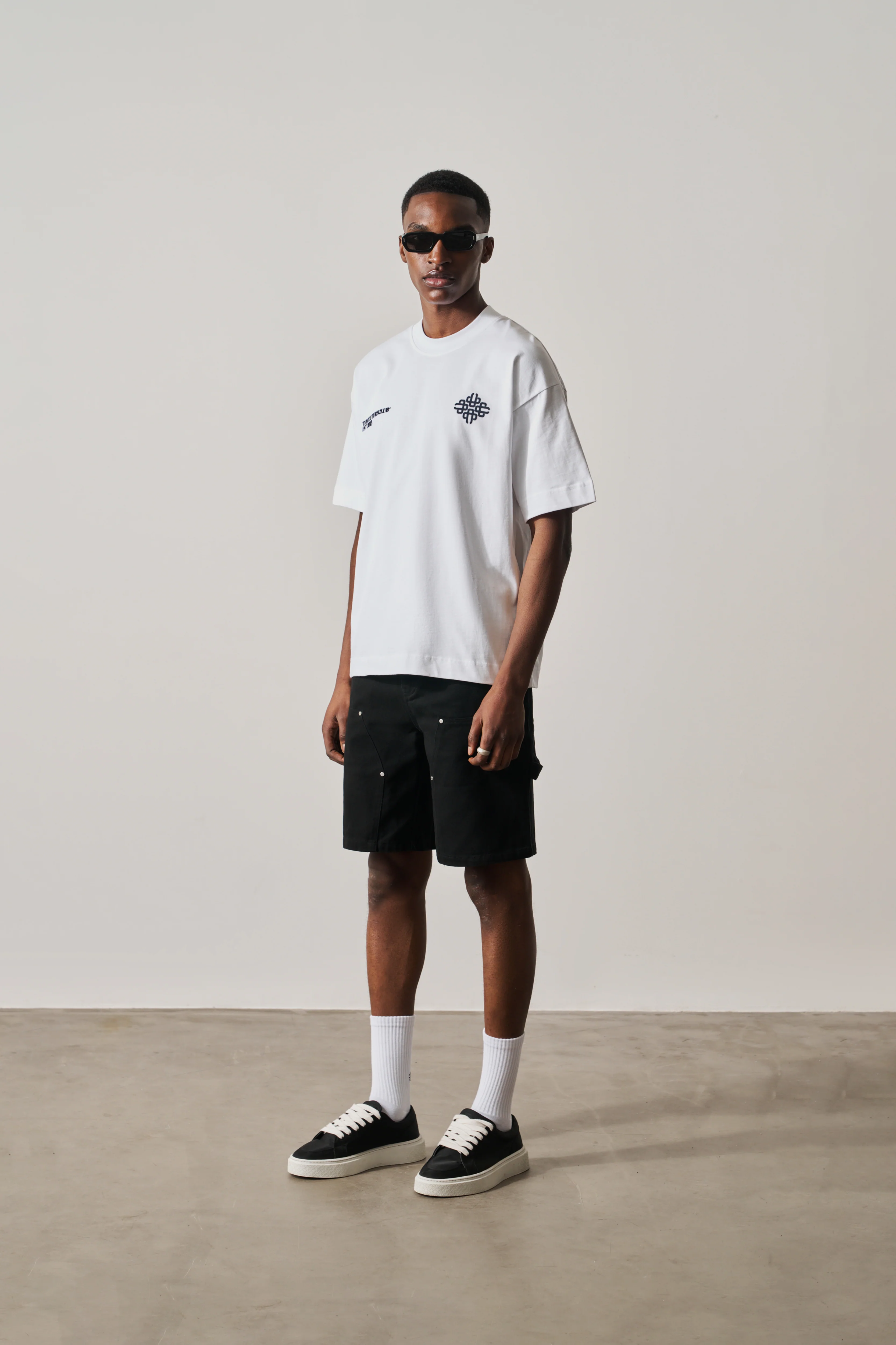 BLURRED GRAPHIC EMBLEM T-SHIRT - NAVY - Image 3