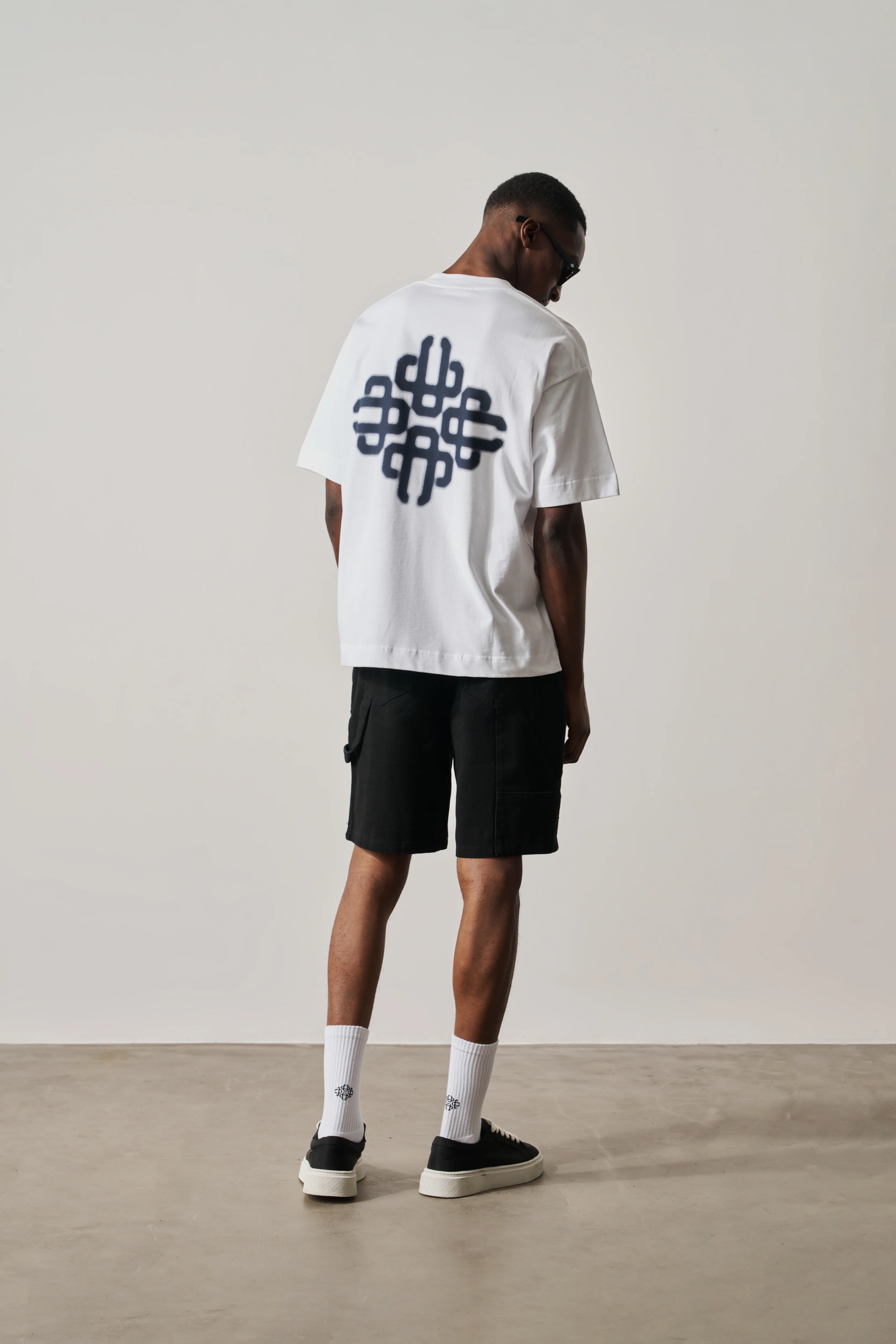 BLURRED GRAPHIC EMBLEM T-SHIRT - NAVY - Image 5