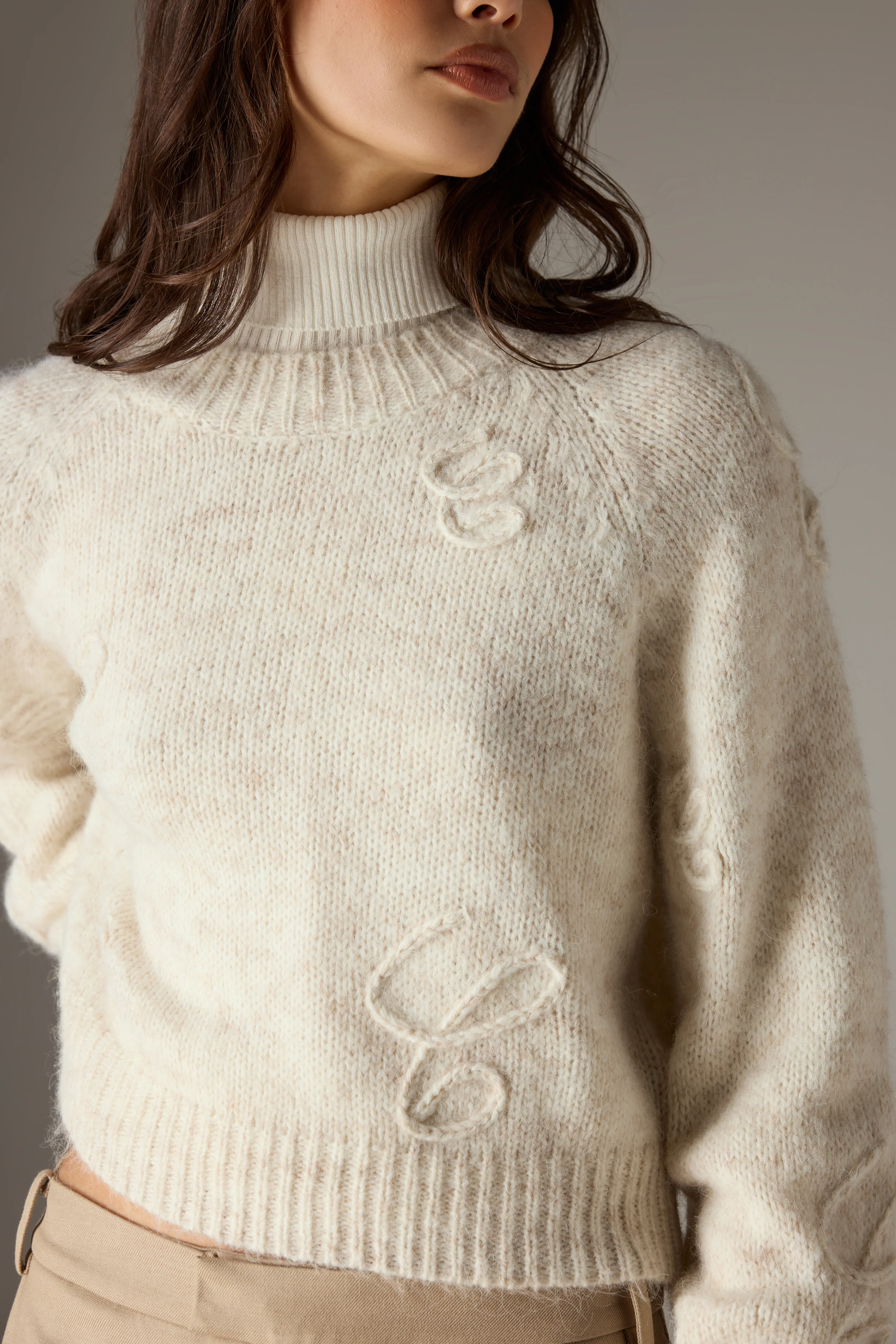 C SCRIPT EMBROIDERED OVERSIZED EMBLEM JUMPER - BEIGE - Image 4