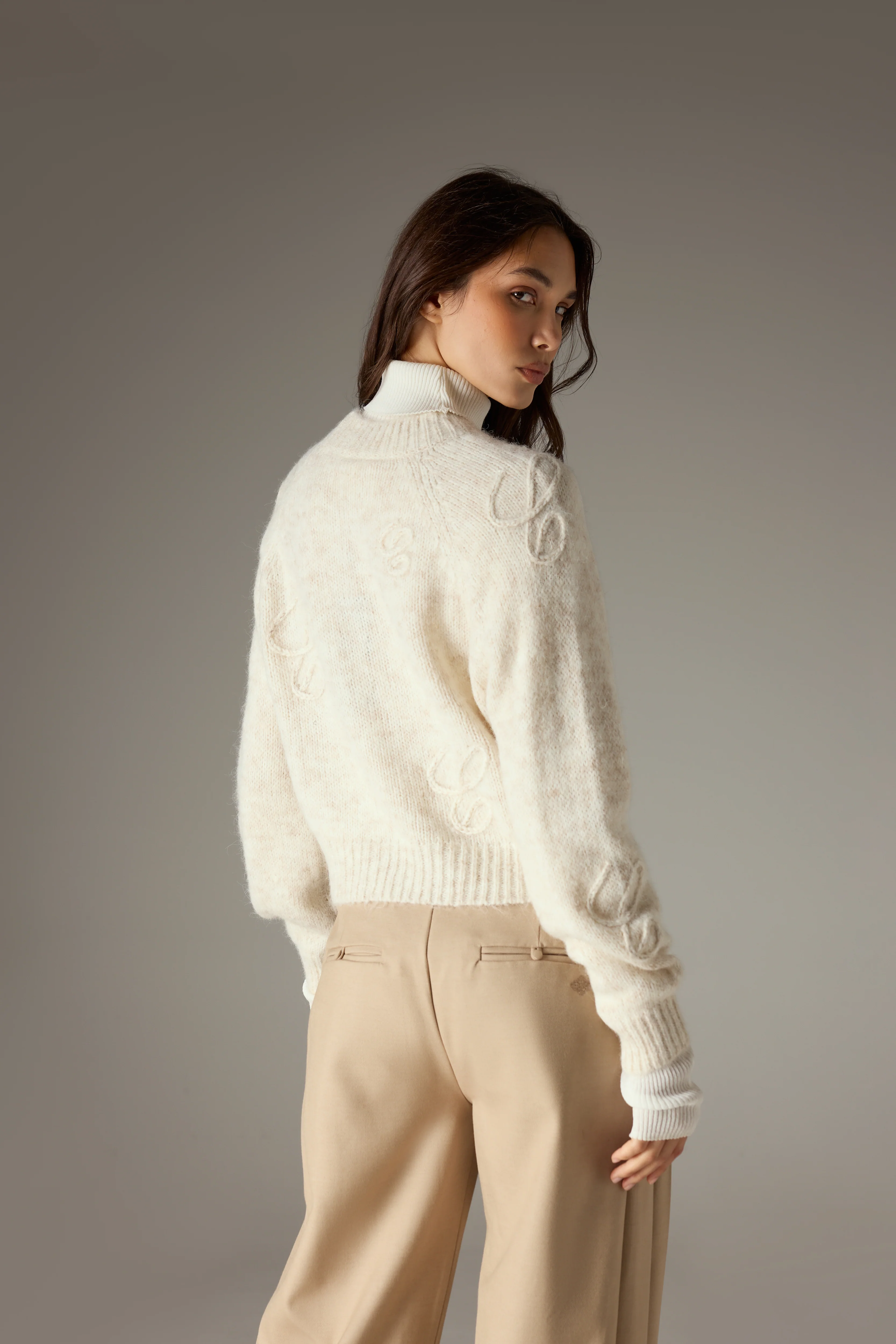 C SCRIPT EMBROIDERED OVERSIZED EMBLEM JUMPER - BEIGE - Image 5