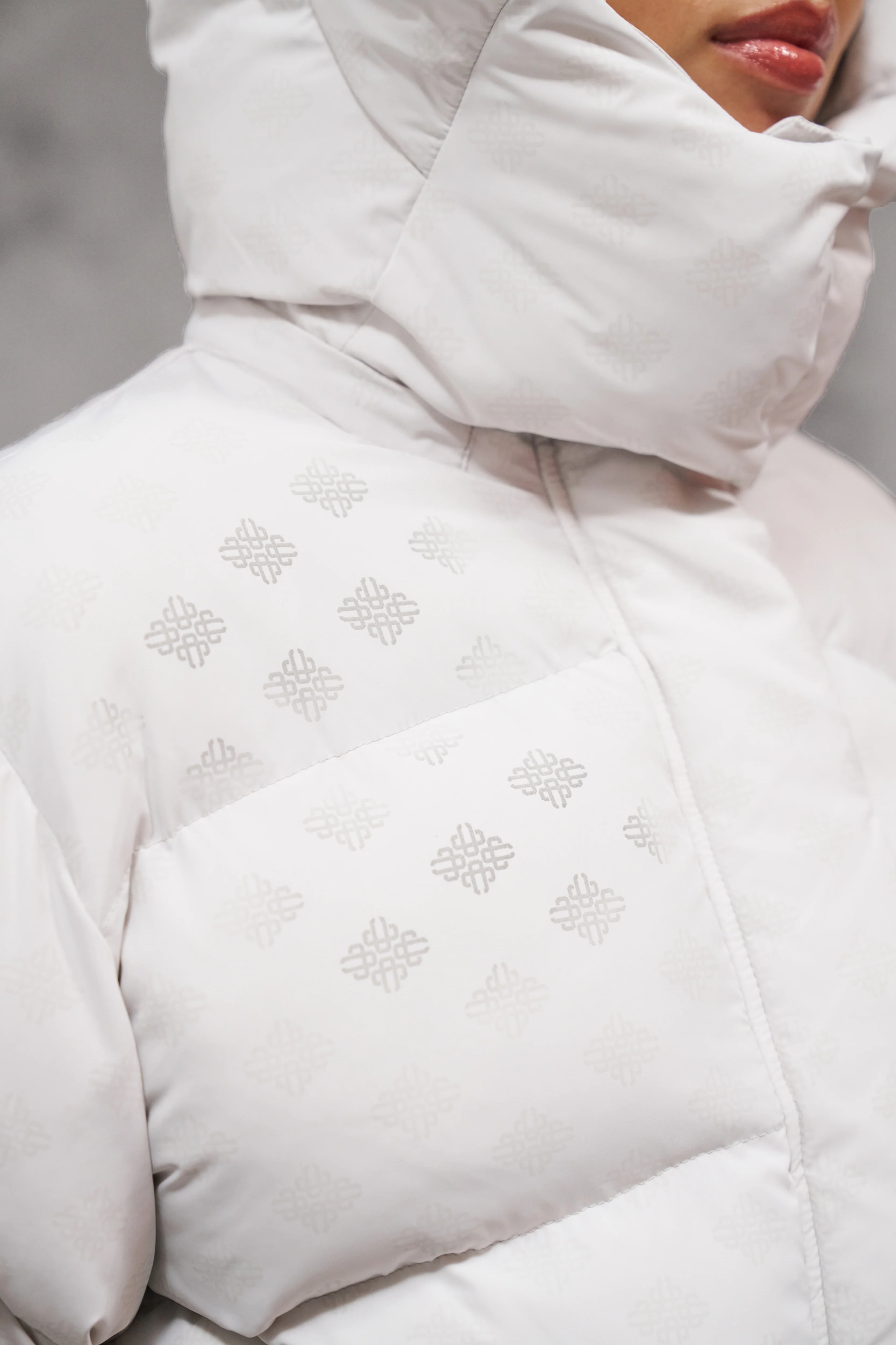 COLD REACTIVE EMBLEM PUFFER - OFF WHITE - Image 5