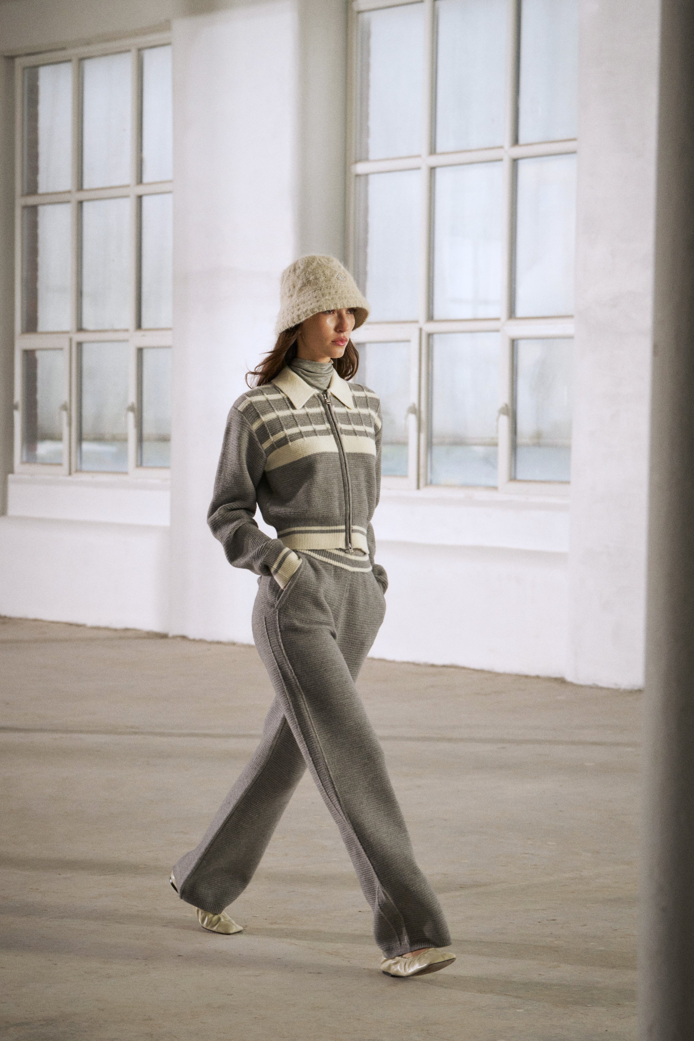 CONTRAST STRIPE KNITTED ZIP THROUGH - GREY - Image 3
