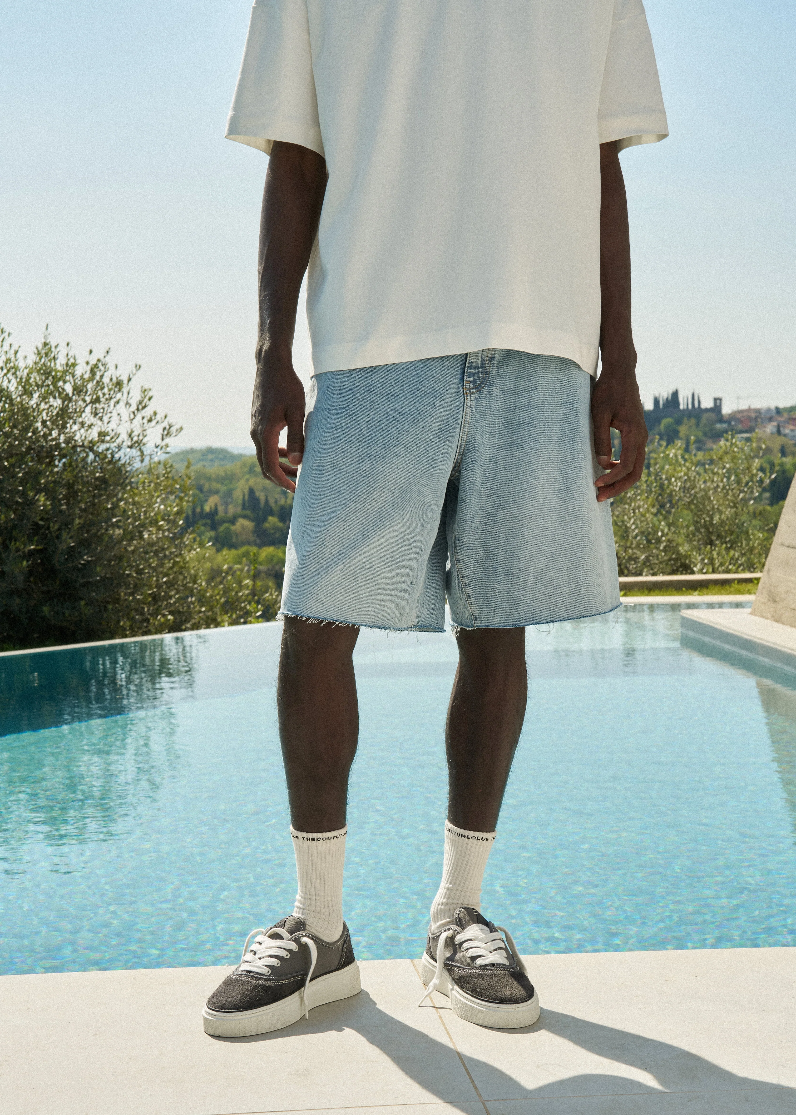 DENIM RAW EDGE SHORTS - MID STONE WASH - Image 4