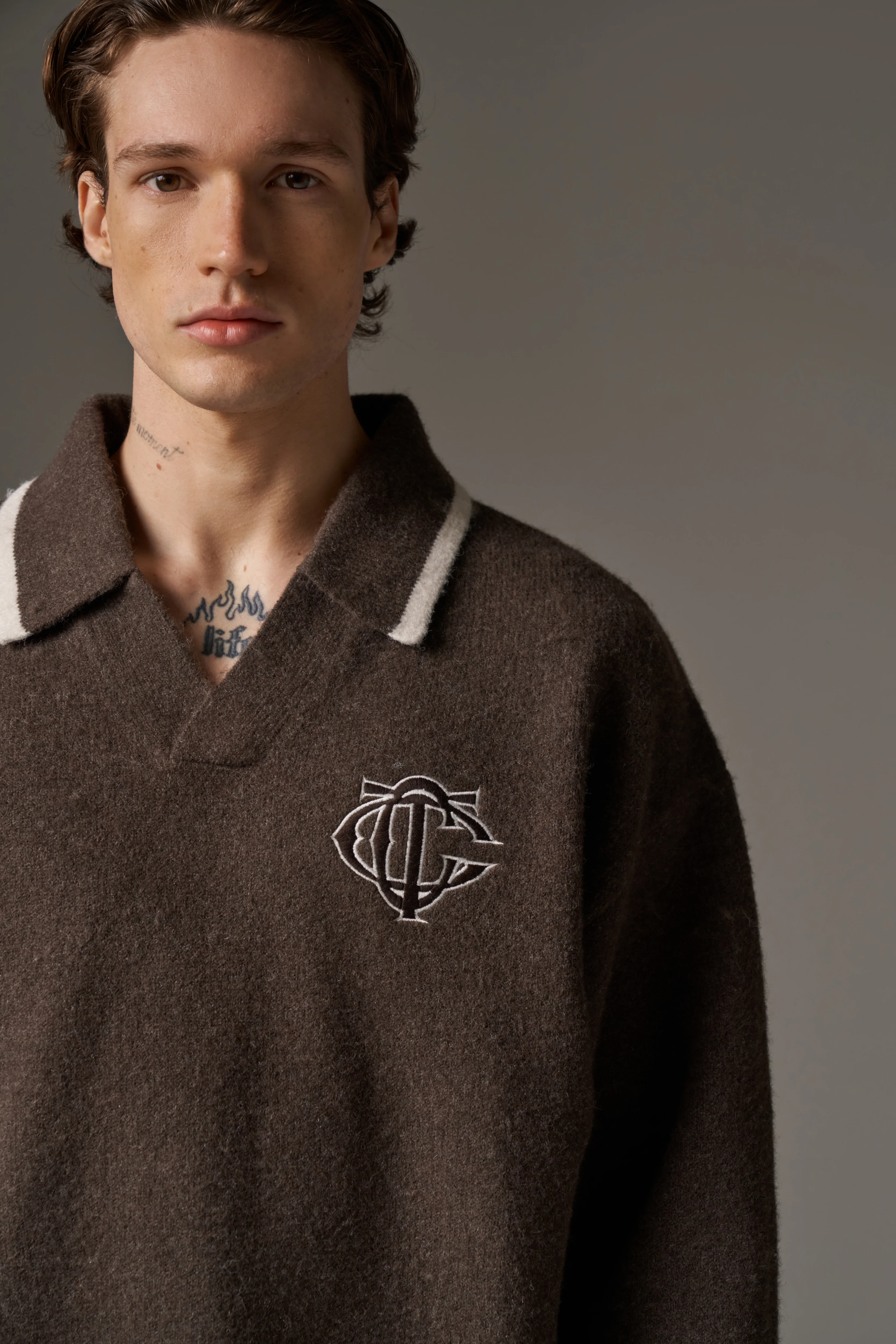 MONOGRAM KNITTED POLO TOP - BROWN - Image 4