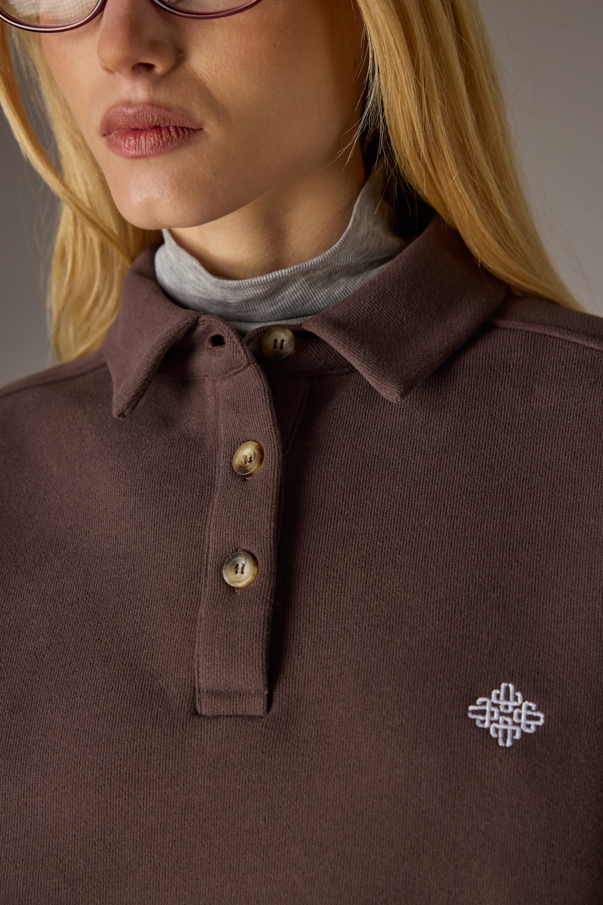 EMBLEM EMBROIDERED RUGBY POLO - CHOCOLATE - Image 5