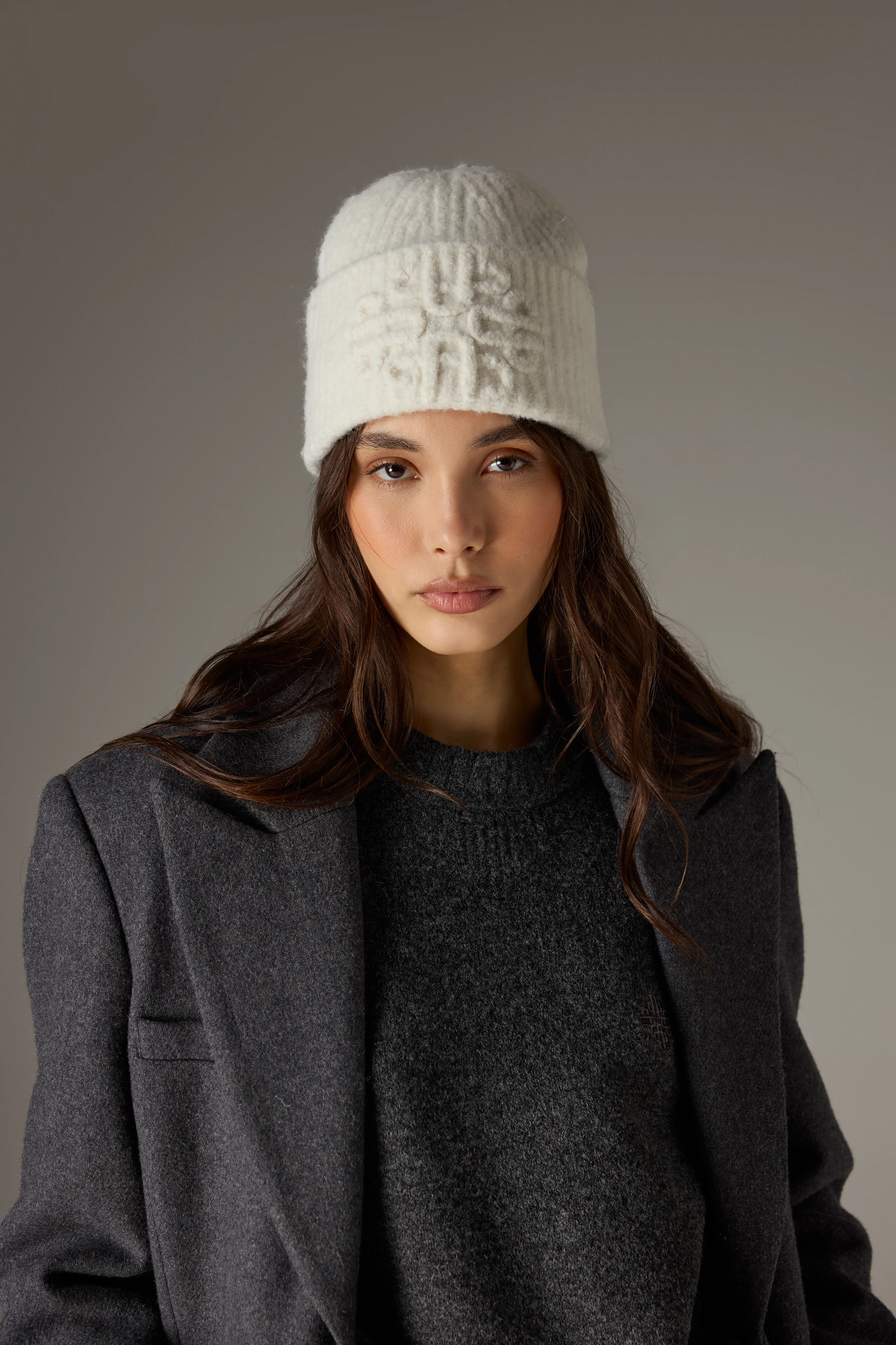 EMBLEM KNITTED BEANIE - OFF WHITE - Image 2
