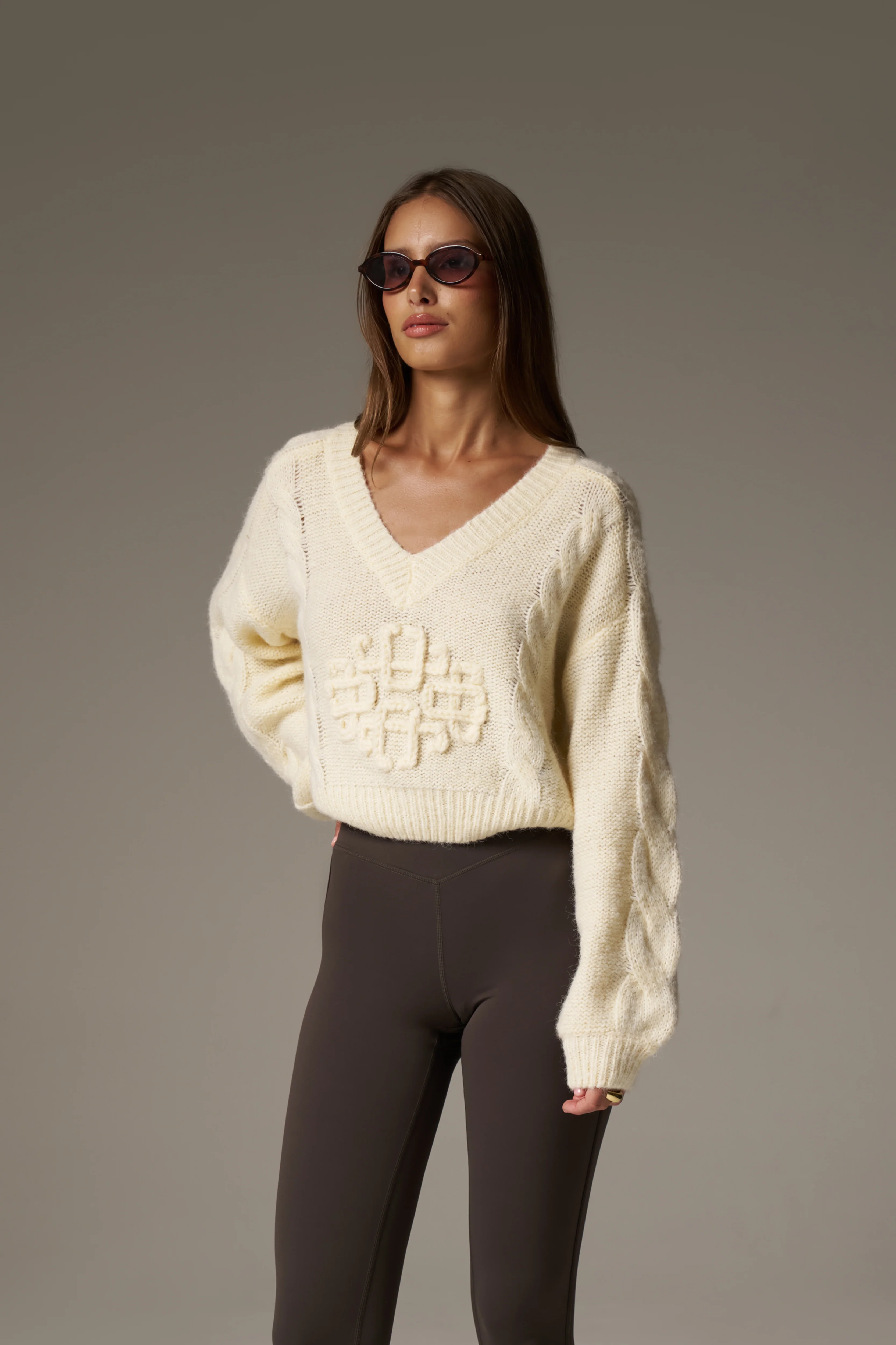 EMBLEM KNITTED V NECK JUMPER - BUTTERMILK - Image 4