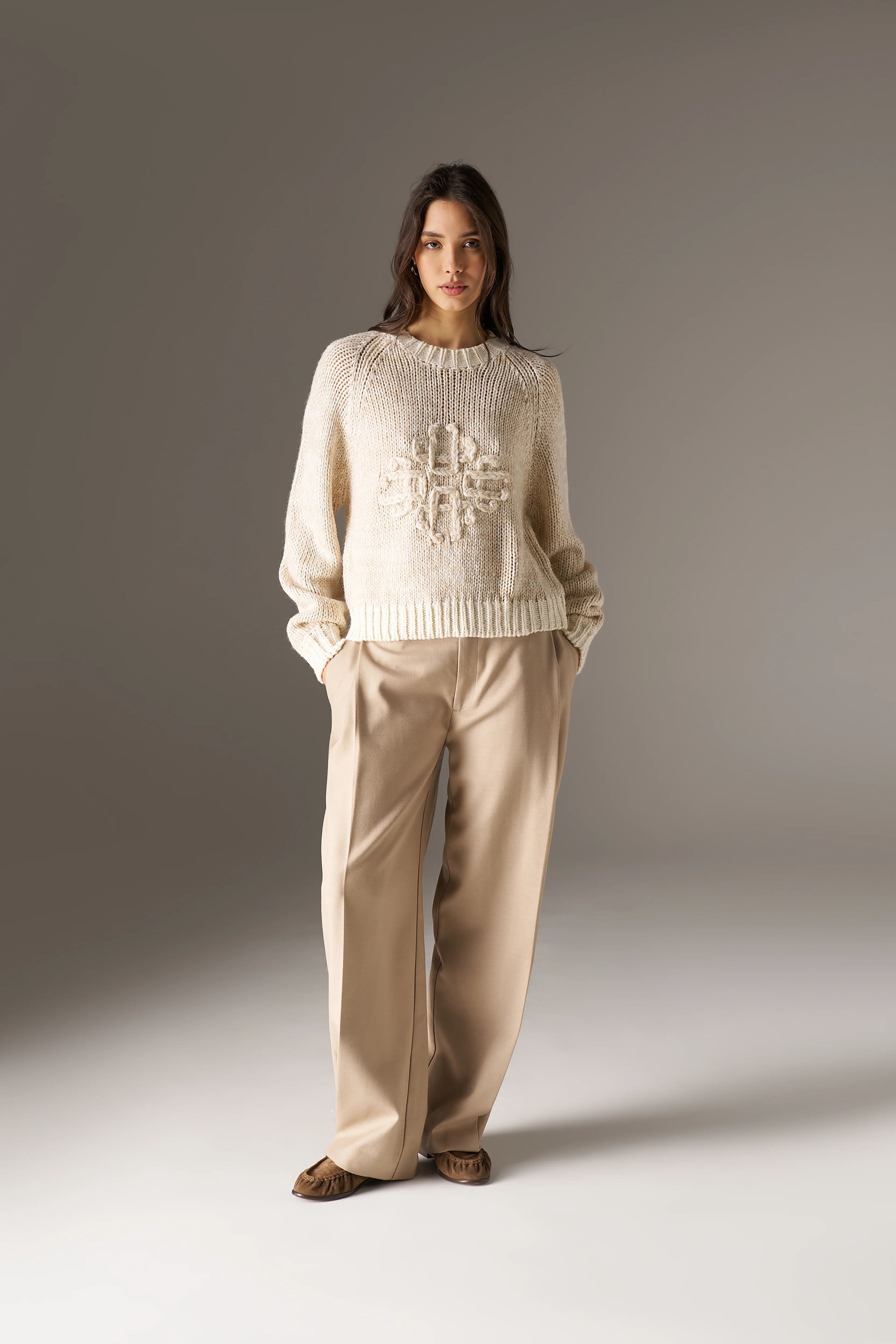 EMBLEM MIXED YARN OVERSIZED KNIT JUMPER - BEIGE - Image 3