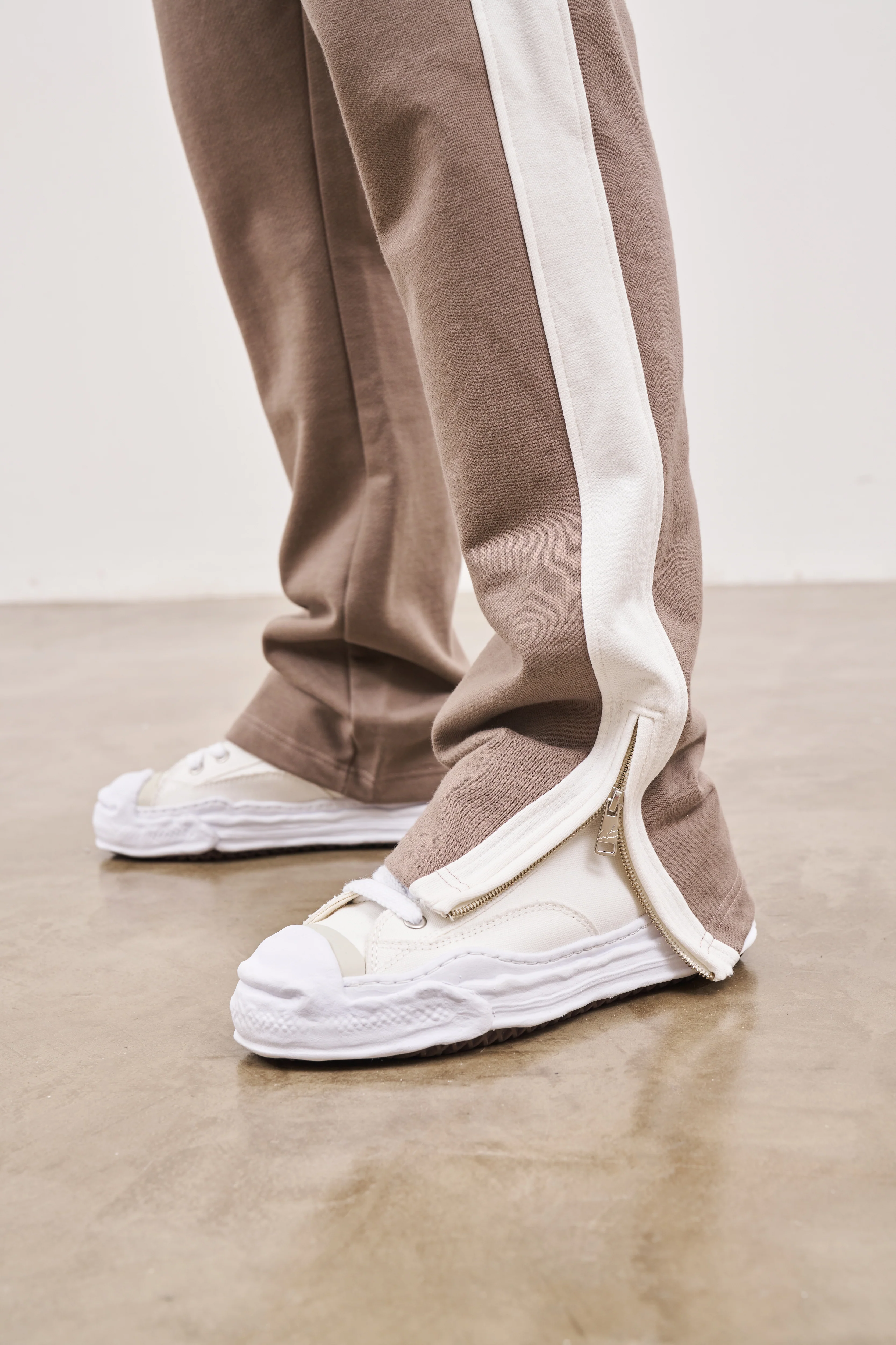 EMBLEM SIDE PANEL SPLIT HEM JOGGERS - BROWN - Image 5