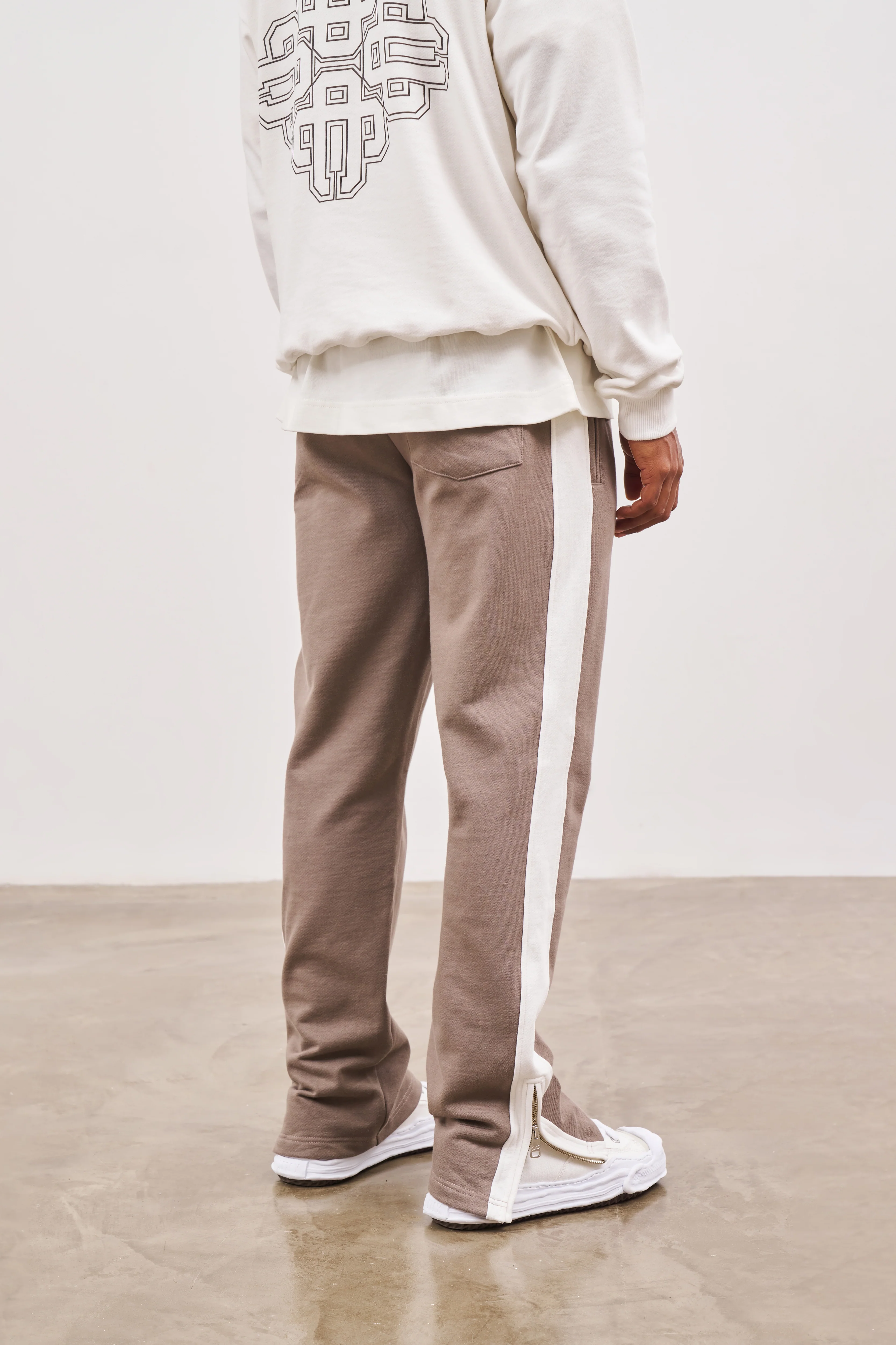 EMBLEM SIDE PANEL SPLIT HEM JOGGERS - BROWN - Image 7