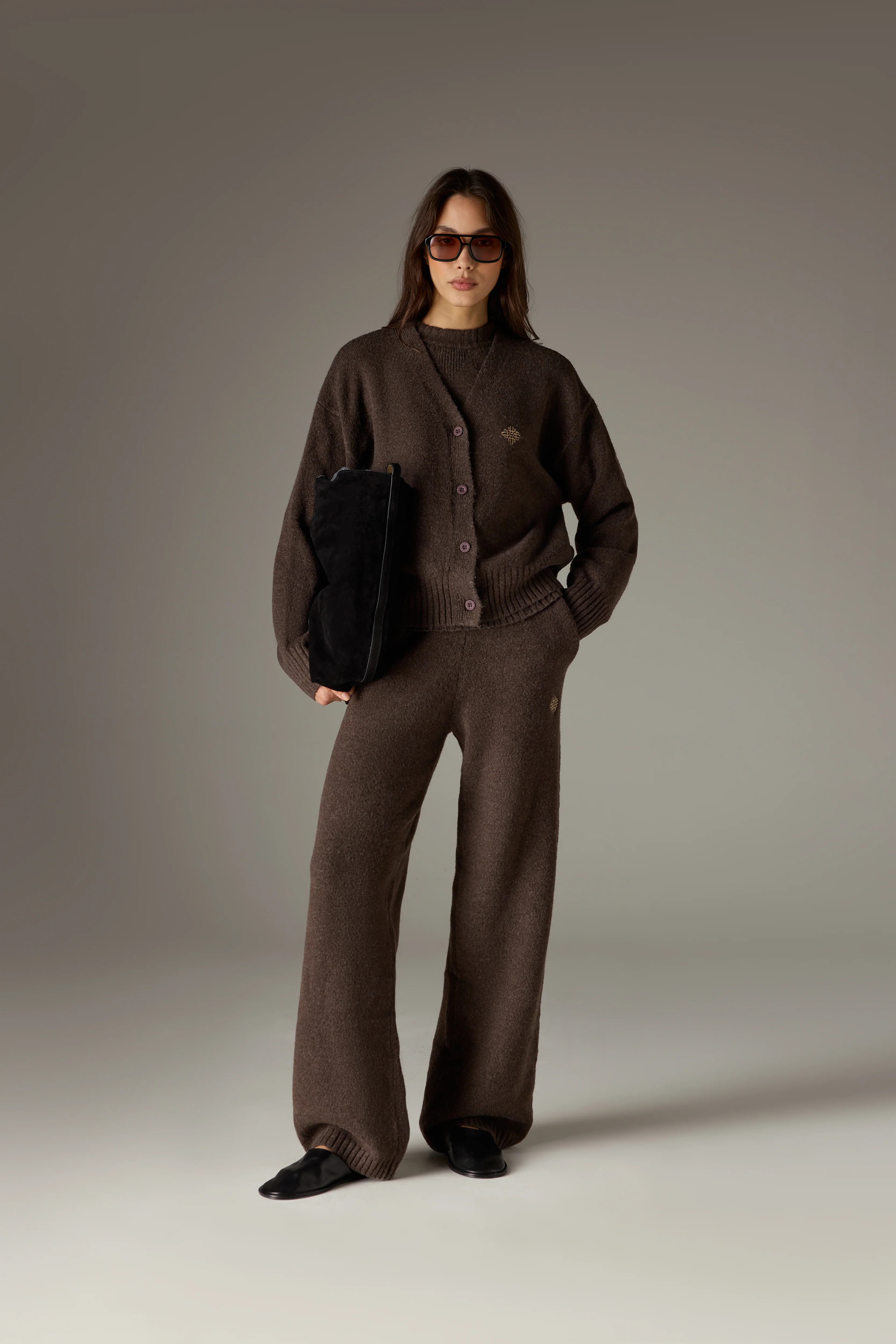 FLUFFY KNIT EMBLEM EMBROIDERED JOGGER - BROWN - Image 3