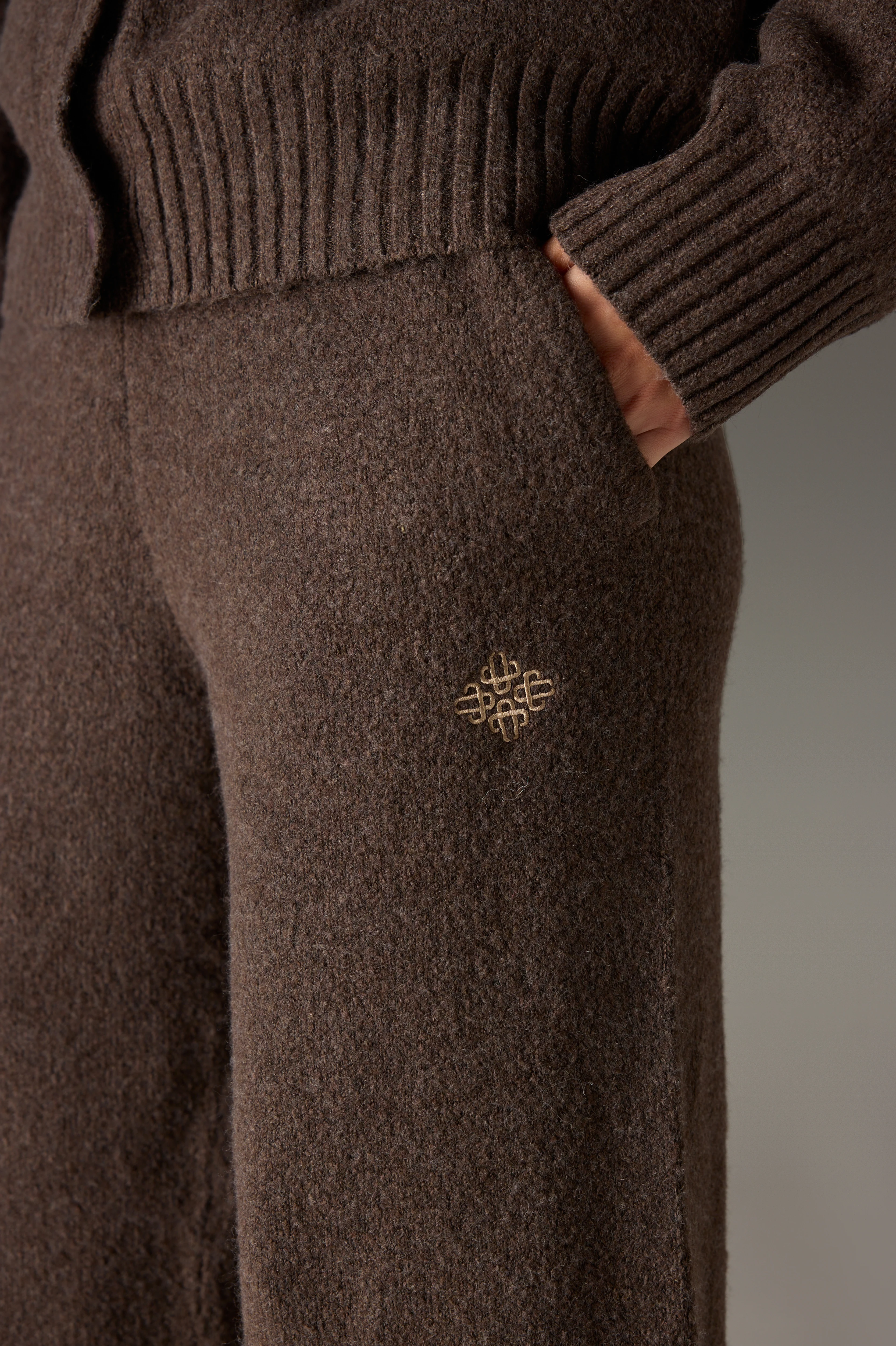 FLUFFY KNIT EMBLEM EMBROIDERED JOGGER - BROWN - Image 4