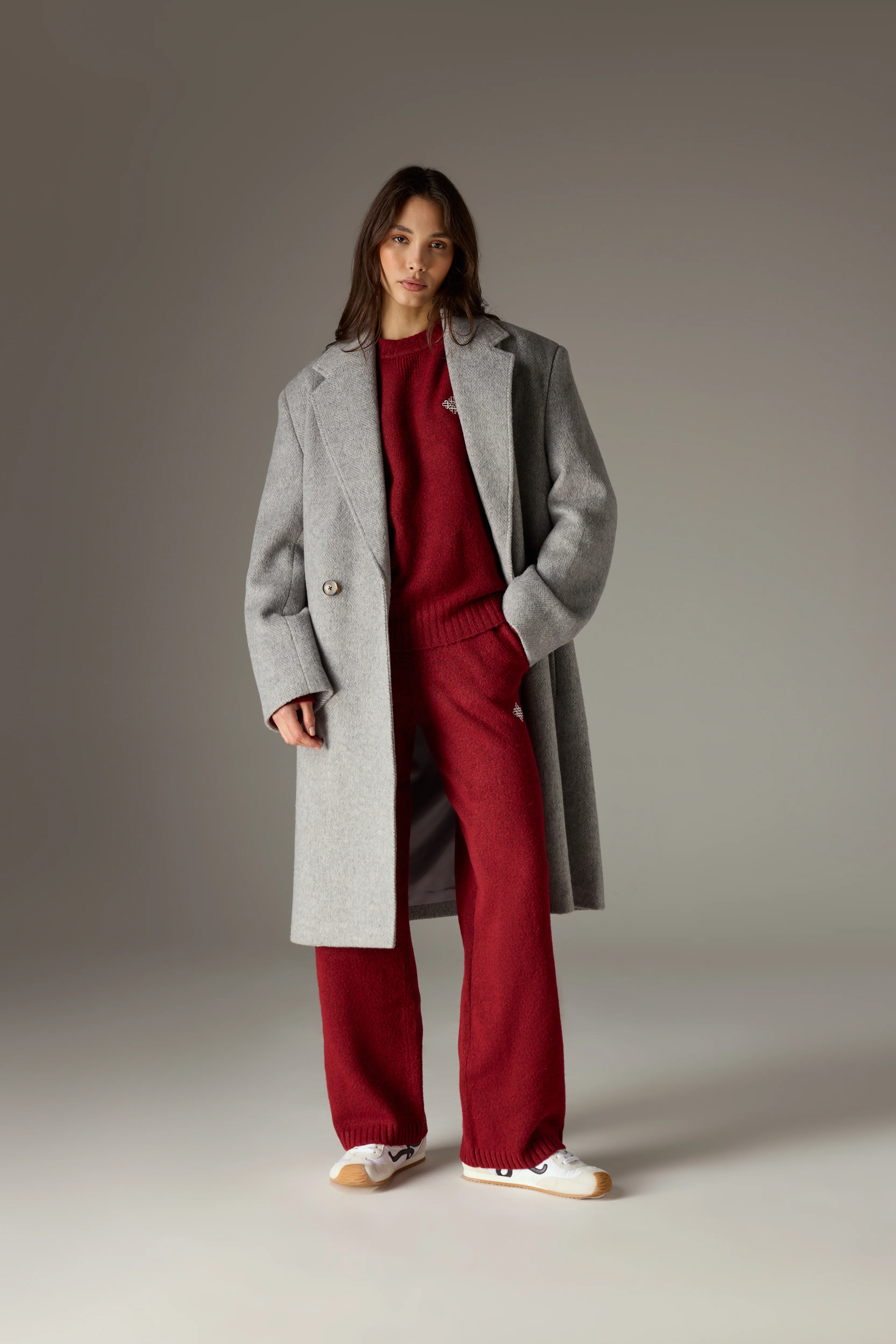 FLUFFY KNIT EMBLEM EMBROIDERED JOGGER - BURGUNDY - Image 3