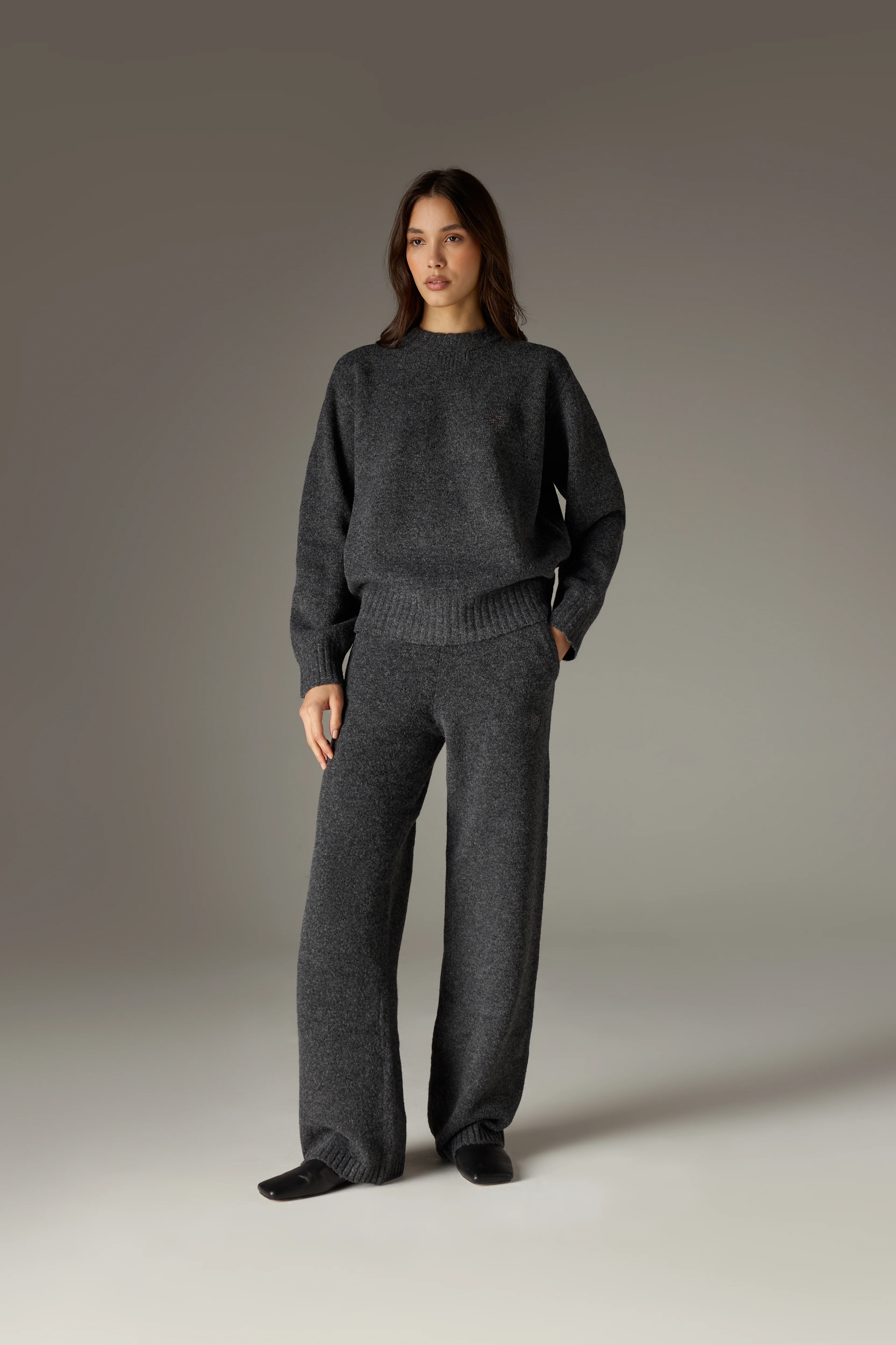 FLUFFY KNIT EMBLEM EMBROIDERED JOGGER - CHARCOAL - Image 3
