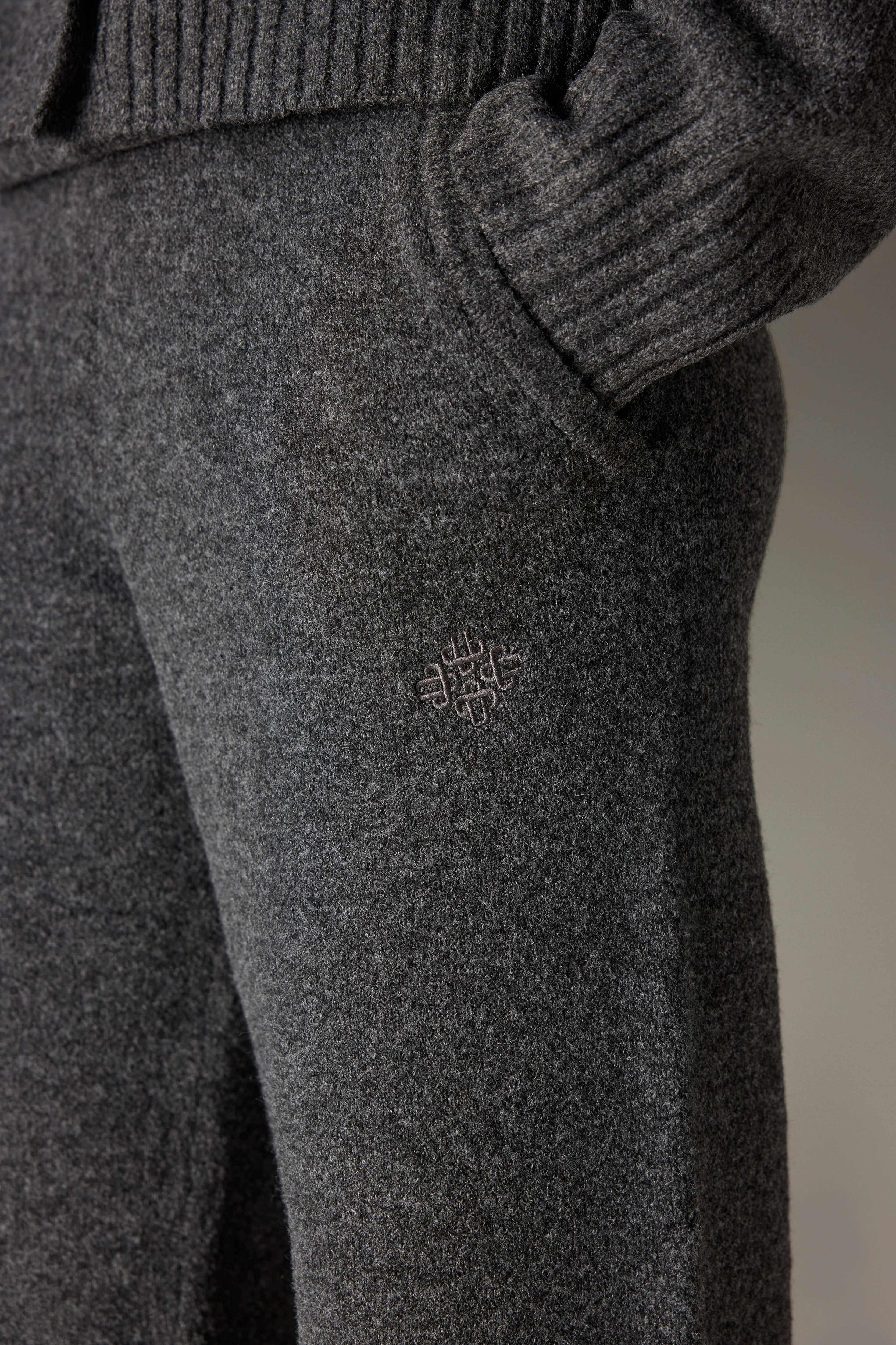 FLUFFY KNIT EMBLEM EMBROIDERED JOGGER - CHARCOAL - Image 5