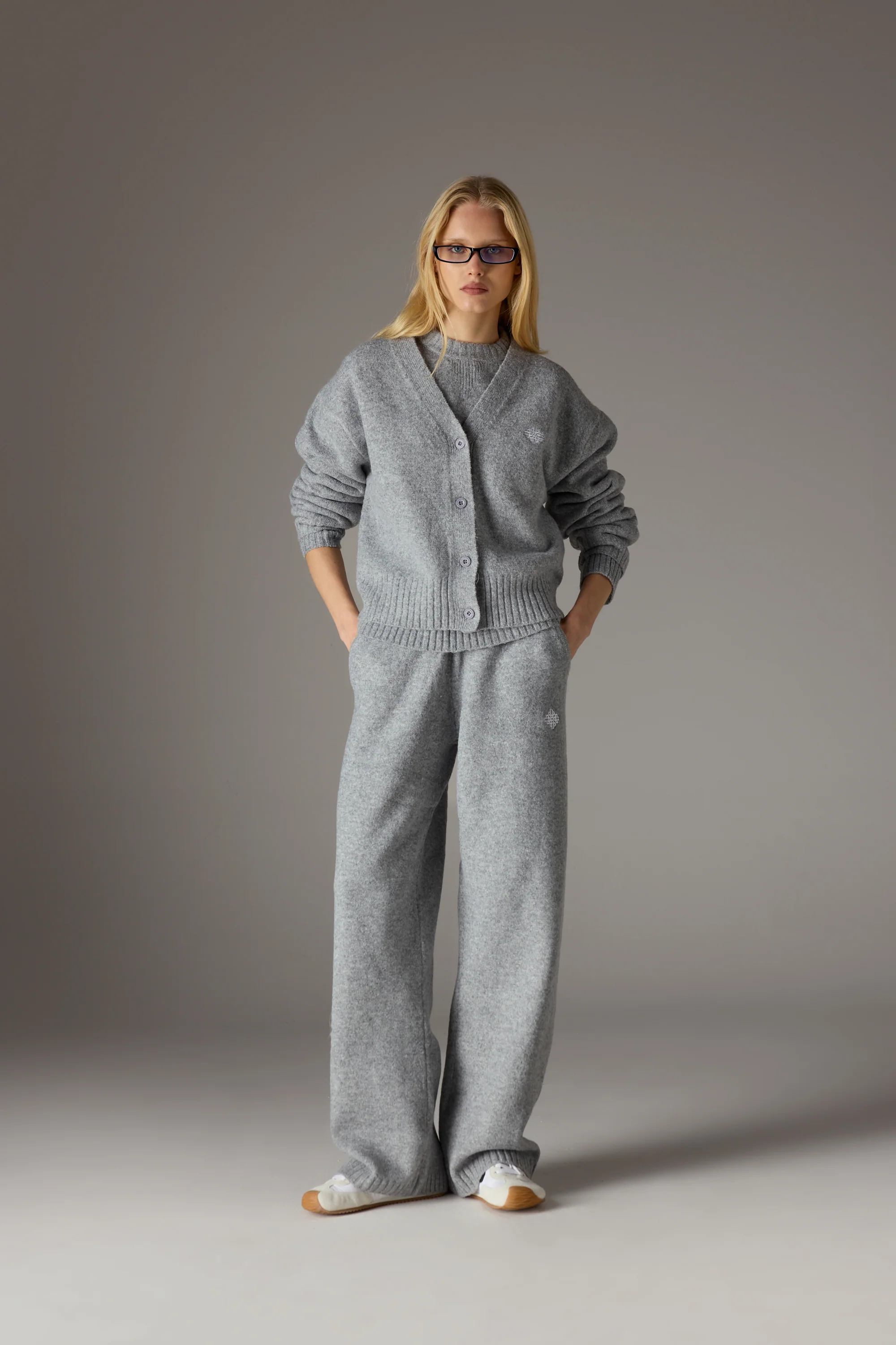 FLUFFY KNIT EMBLEM EMBROIDERED JOGGER - GREY MARL - Image 3