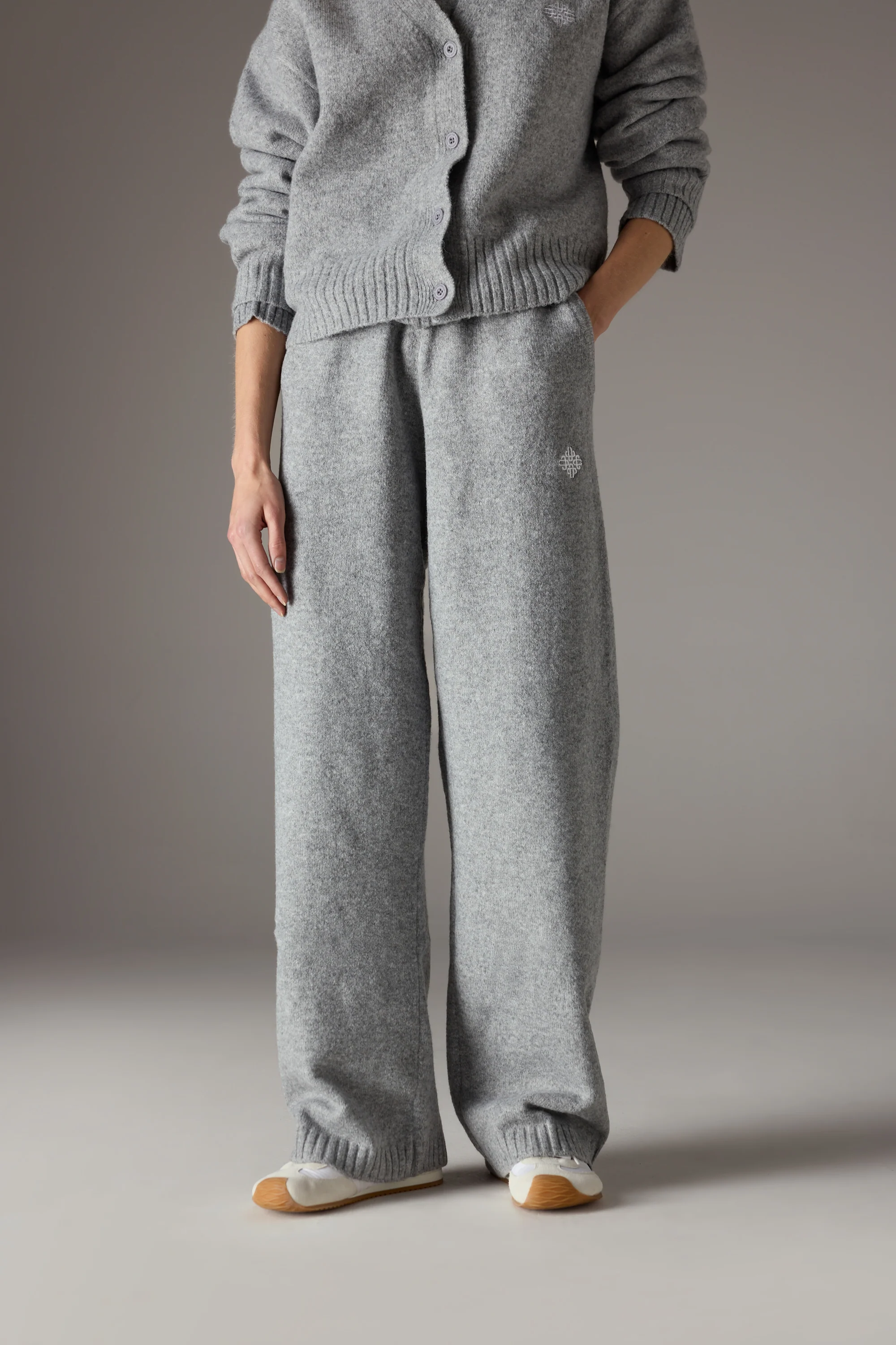 FLUFFY KNIT EMBLEM EMBROIDERED JOGGER - GREY MARL - Image 4