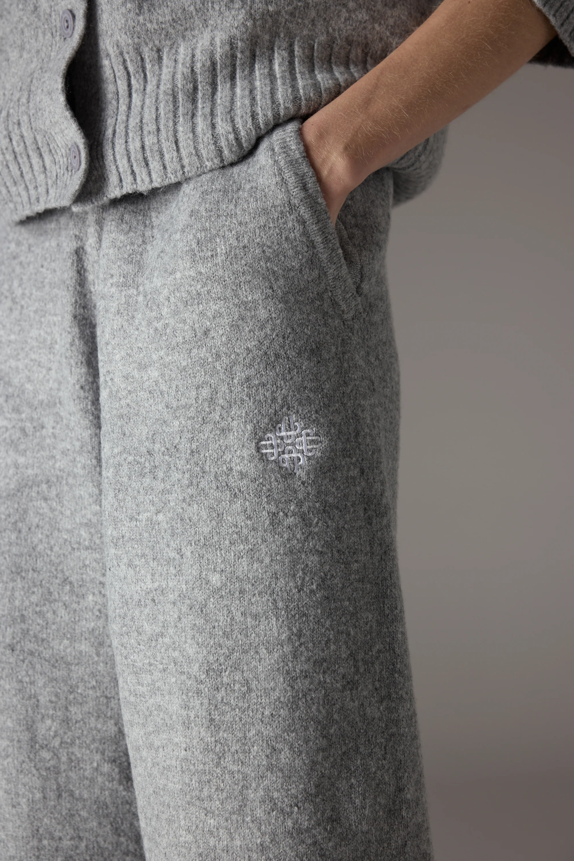 FLUFFY KNIT EMBLEM EMBROIDERED JOGGER - GREY MARL - Image 5