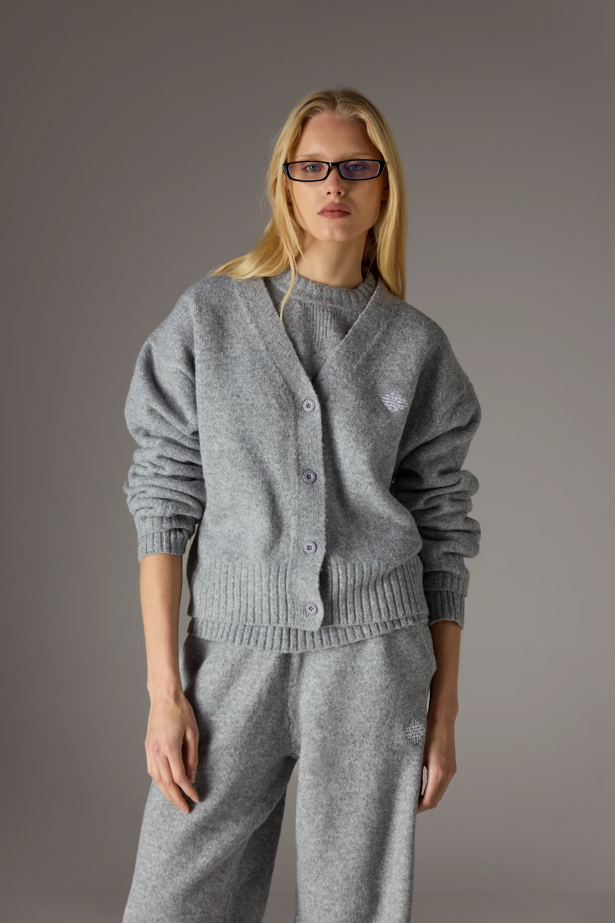FLUFFY KNIT EMBLEM EMBROIDERED CARDIGAN - GREY MARL - Image 4