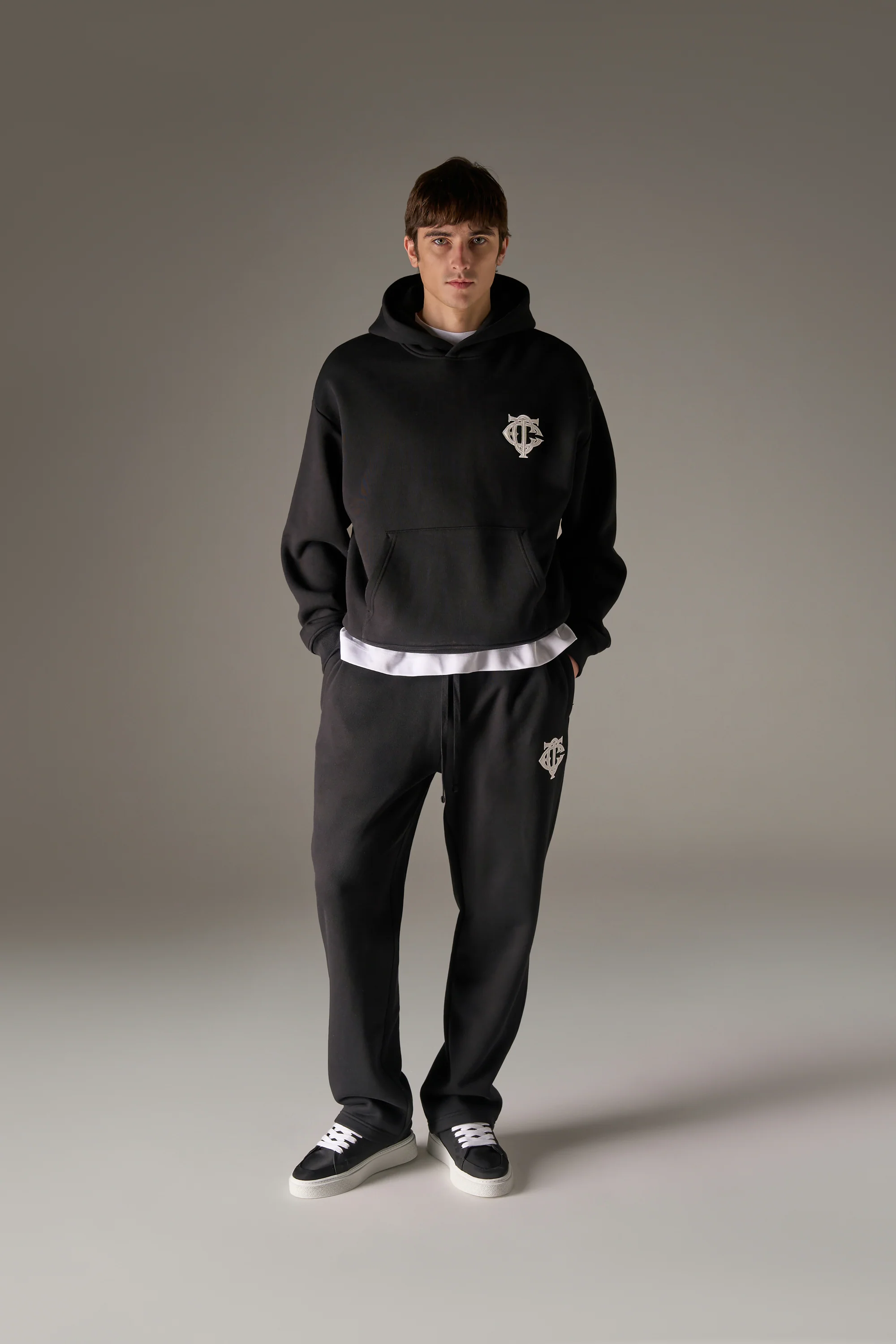 HEAVYWEIGHT MONOGRAM APPLIQUE EMBLEM HOODIE - BLACK - Image 3