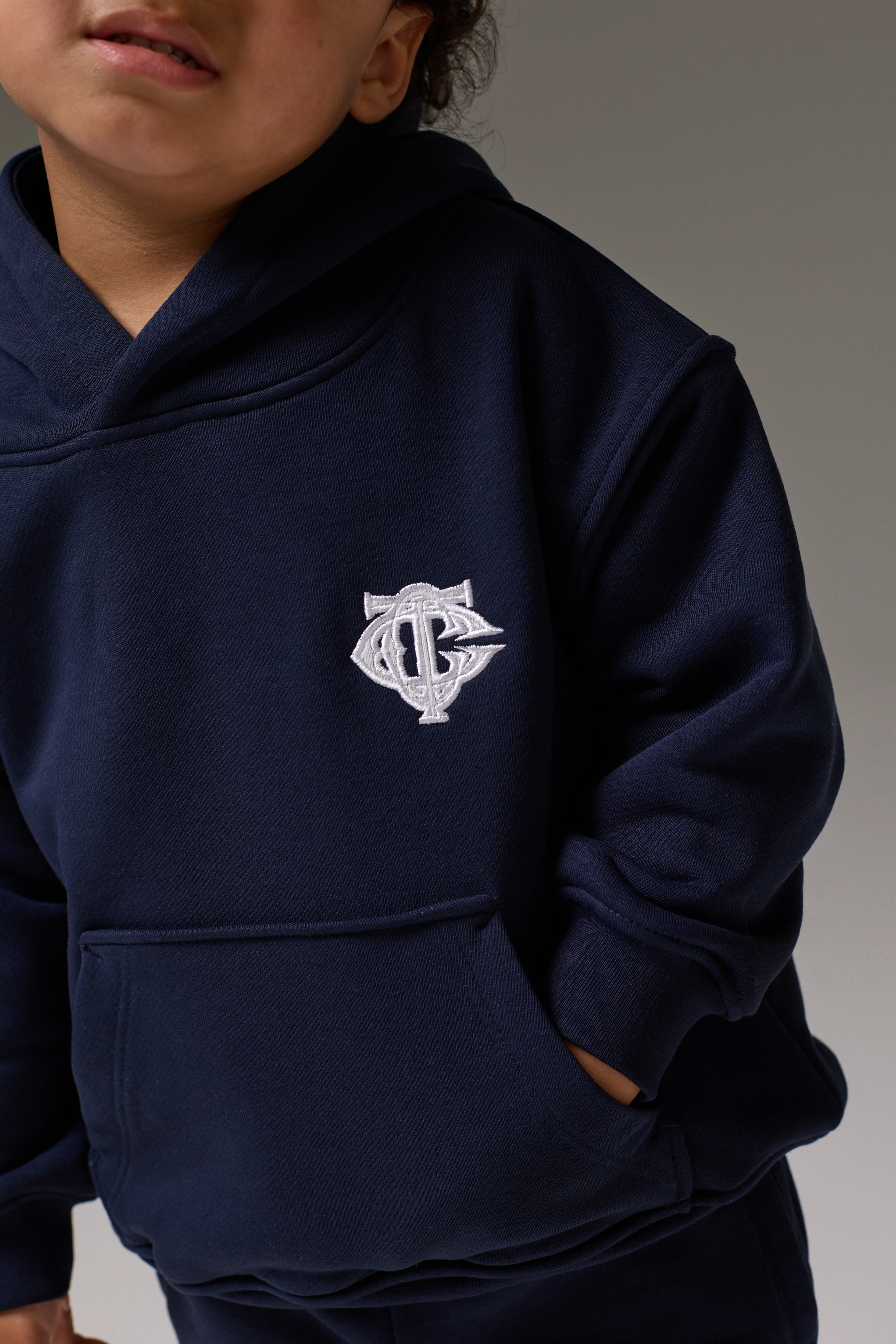 KIDS MONOGRAM EMBLEM APPLIQUE HOODIE - NAVY - Image 5