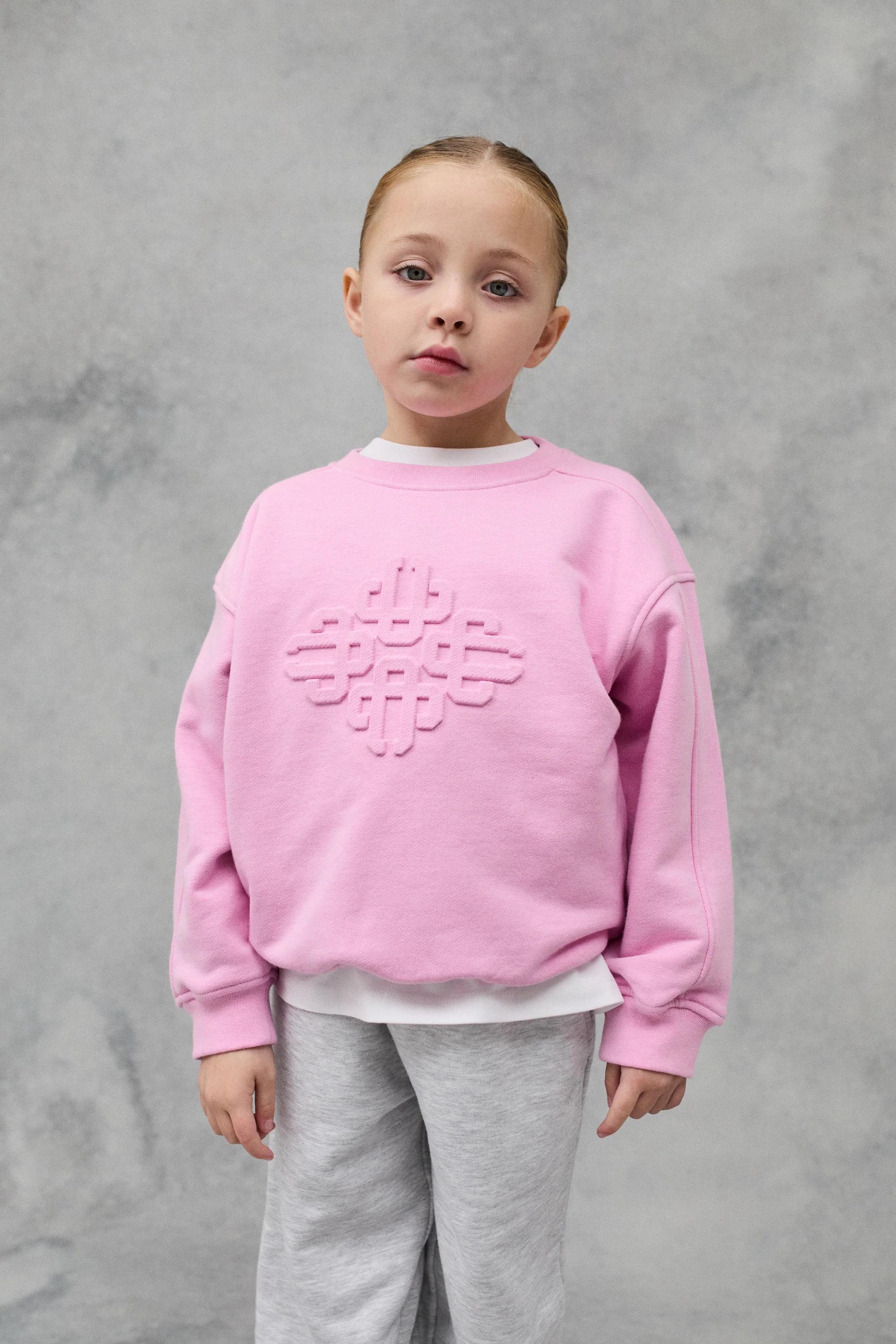 KIDS EMBOSSED EMBLEM SWEATSHIRT - PINK - Image 3