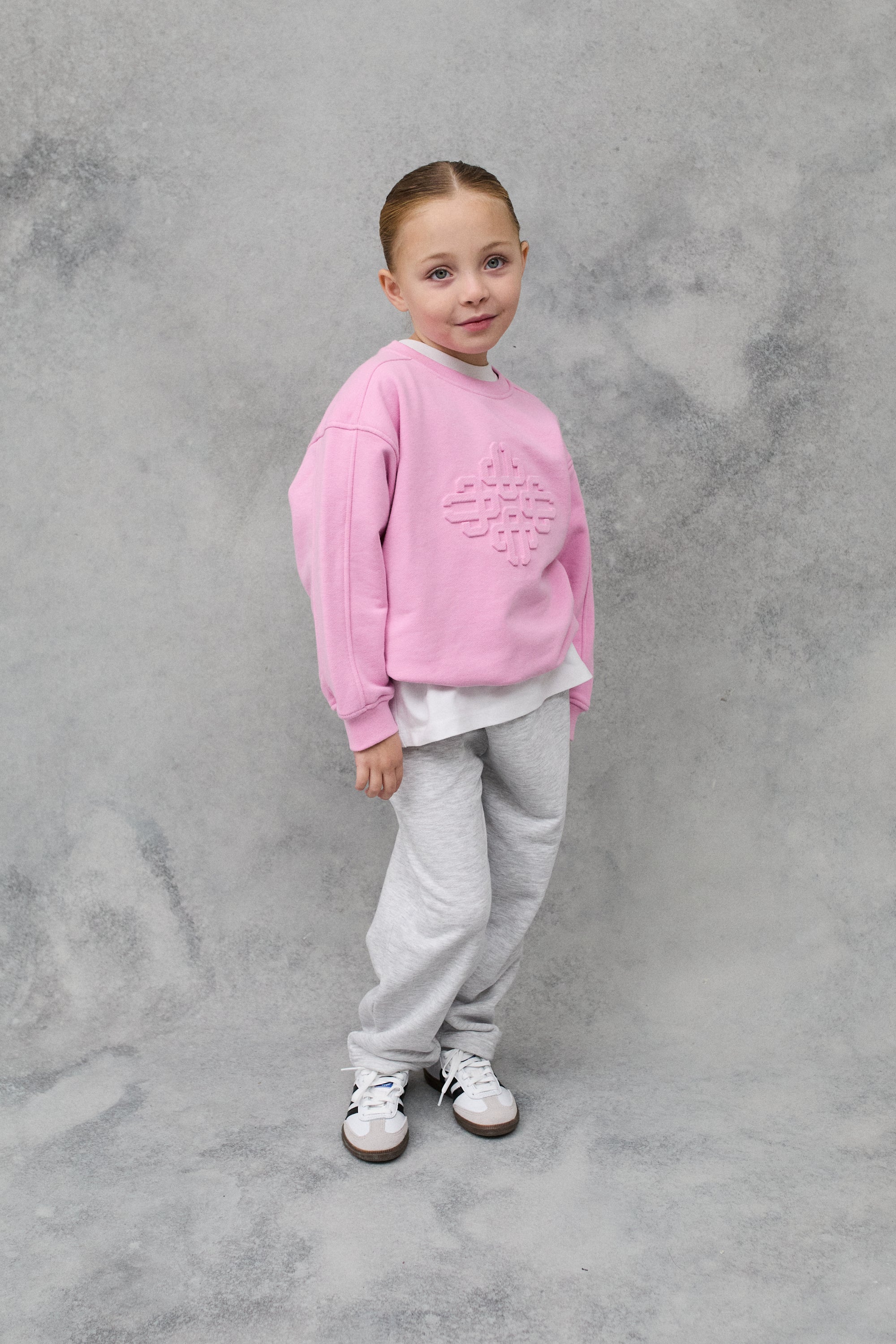 KIDS EMBOSSED EMBLEM SWEATSHIRT - PINK - Image 4