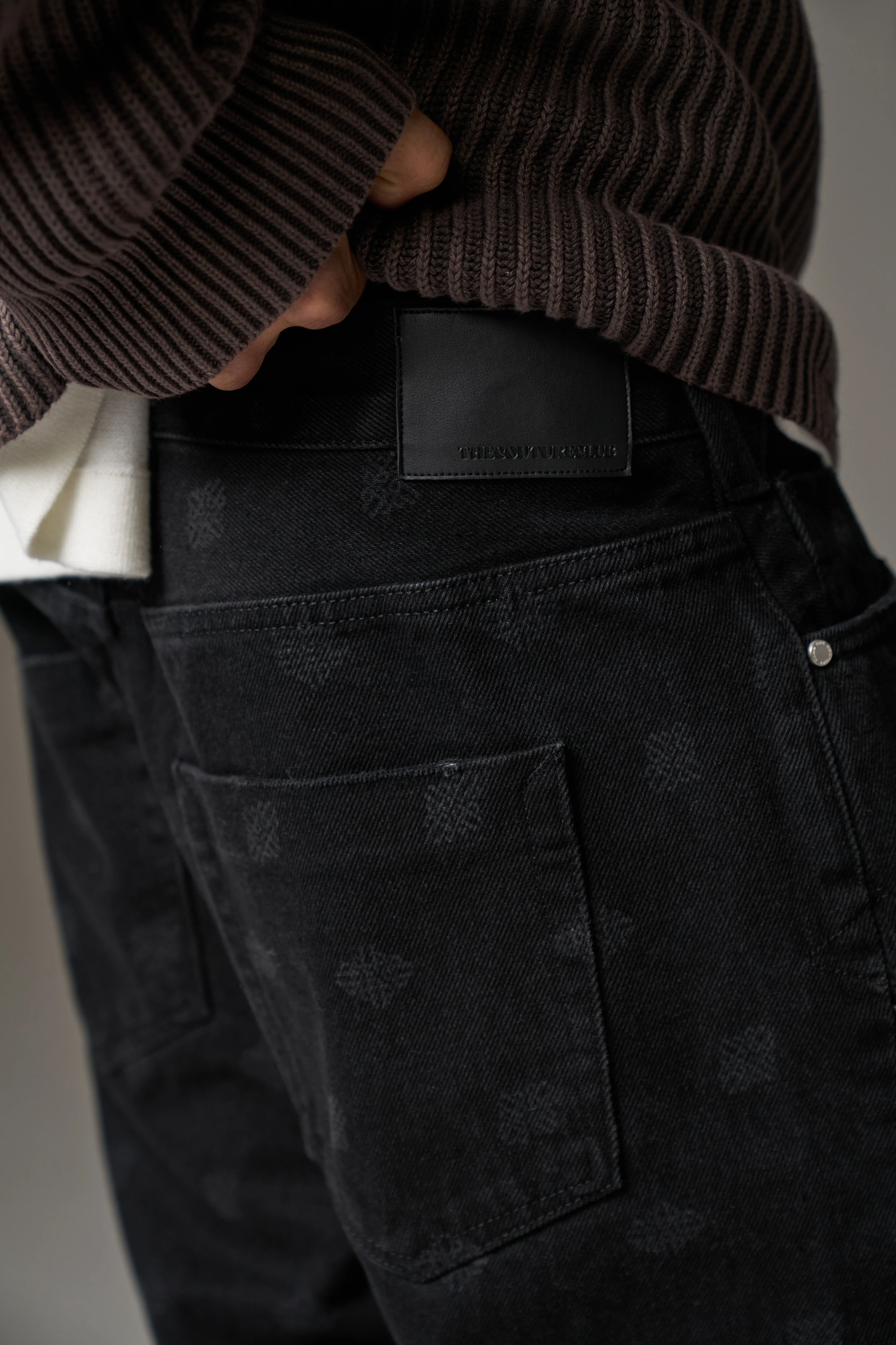LASER PRINT EMBLEM JEANS - BLACK WASH - Image 5