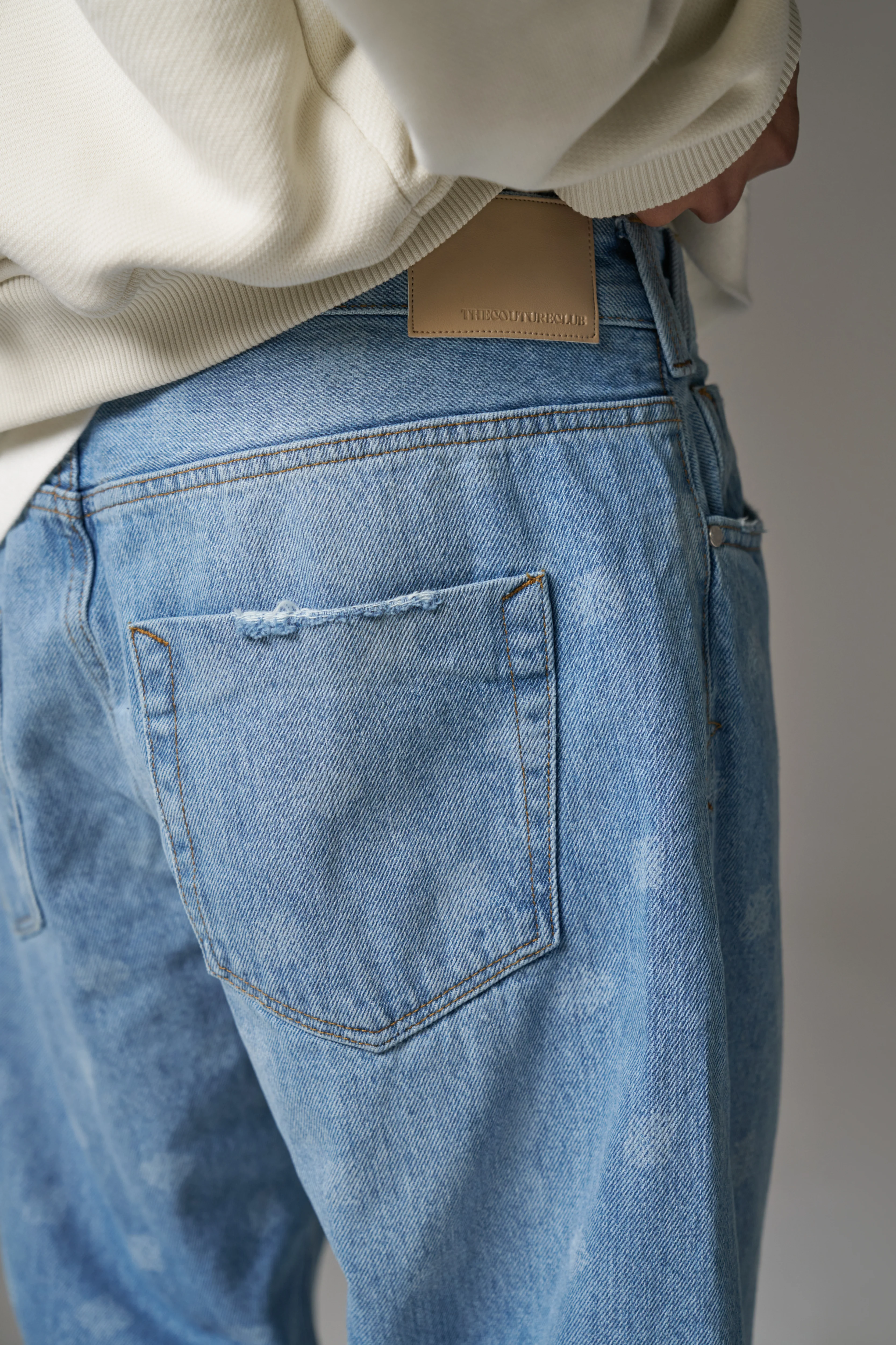 LASER PRINT EMBLEM JEANS - BLUE WASH - Image 5