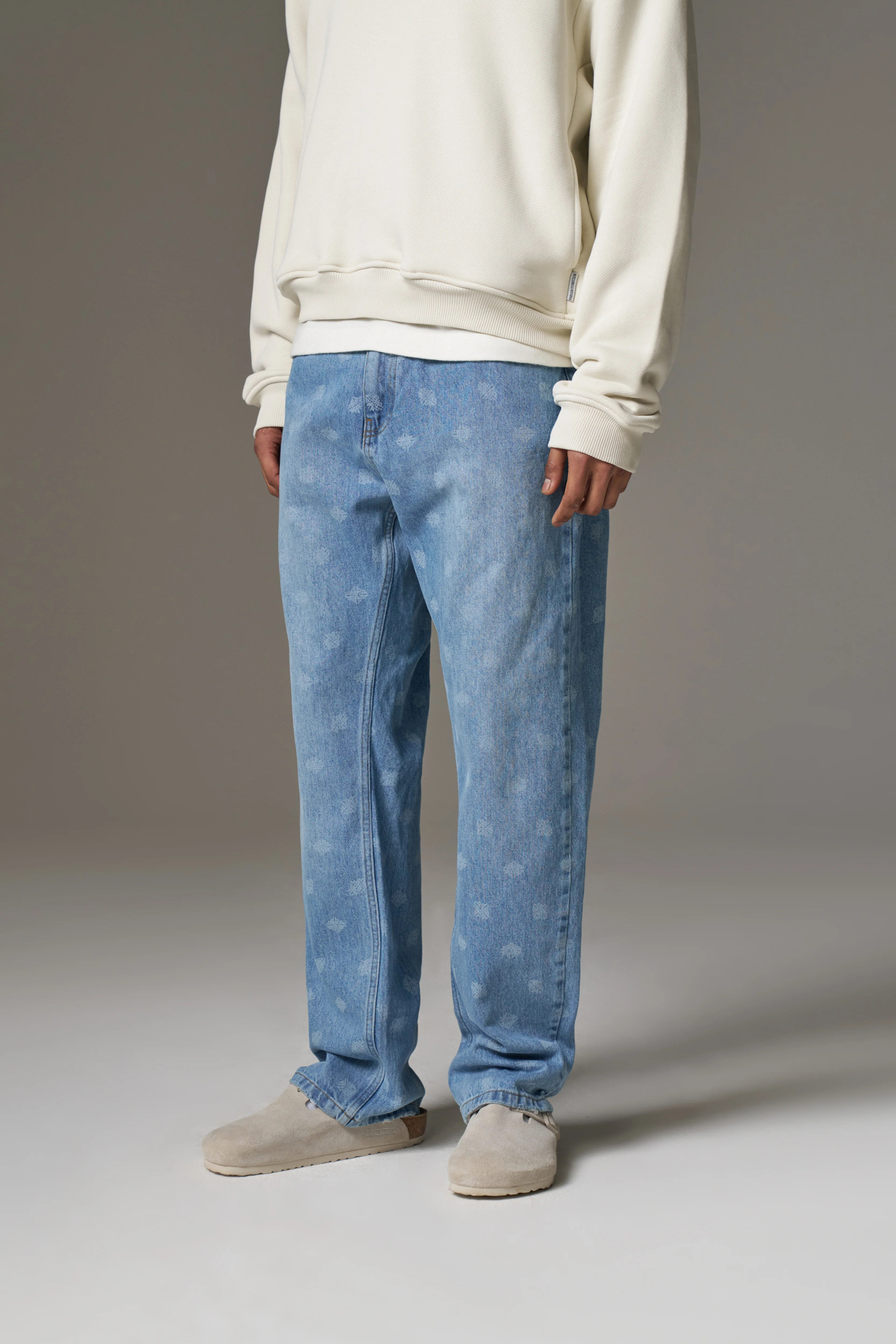 LASER PRINT EMBLEM JEANS - BLUE WASH - Image 6