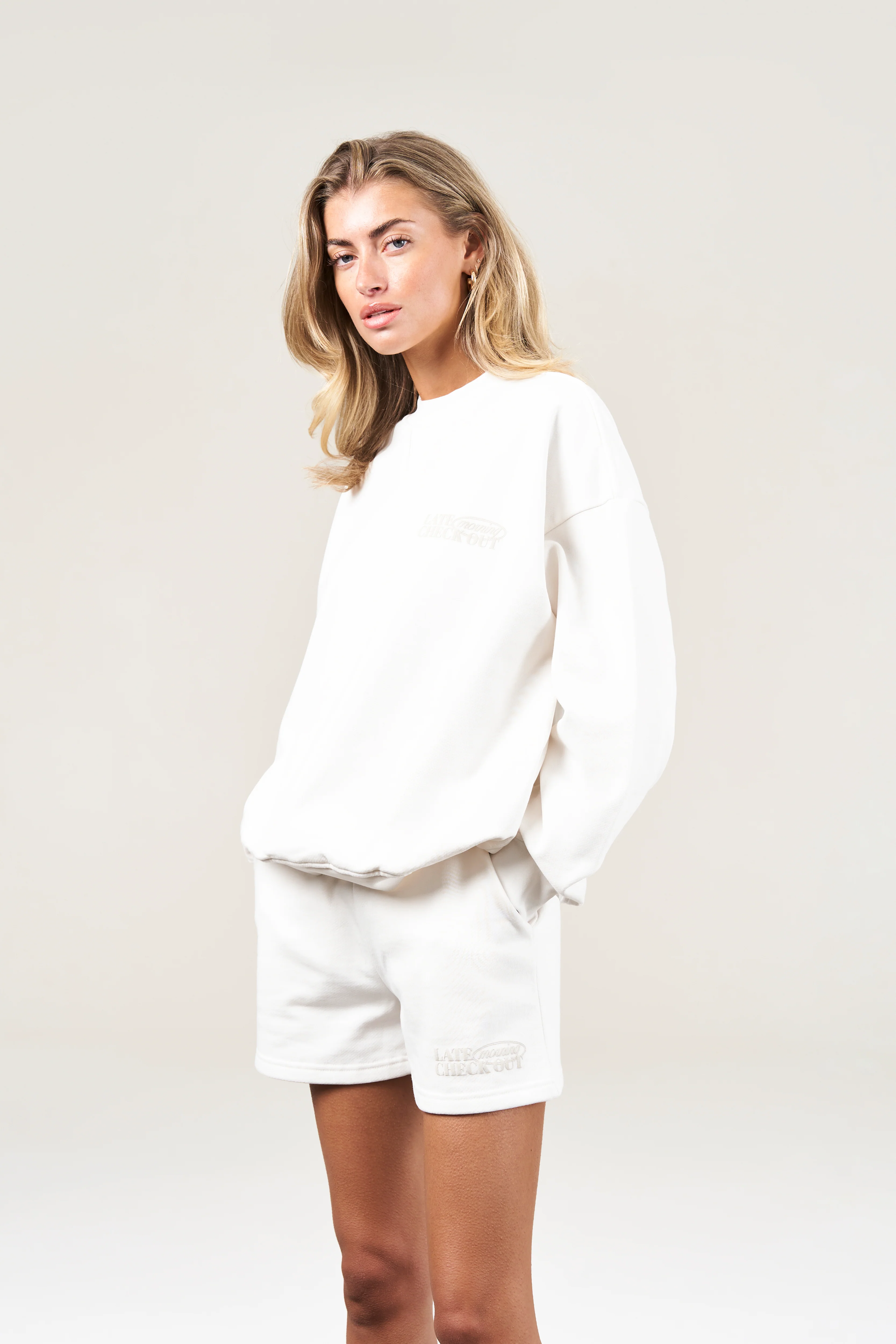 LATE CHECKOUT SWEATSHIRT - OFF WHITE - Image 3