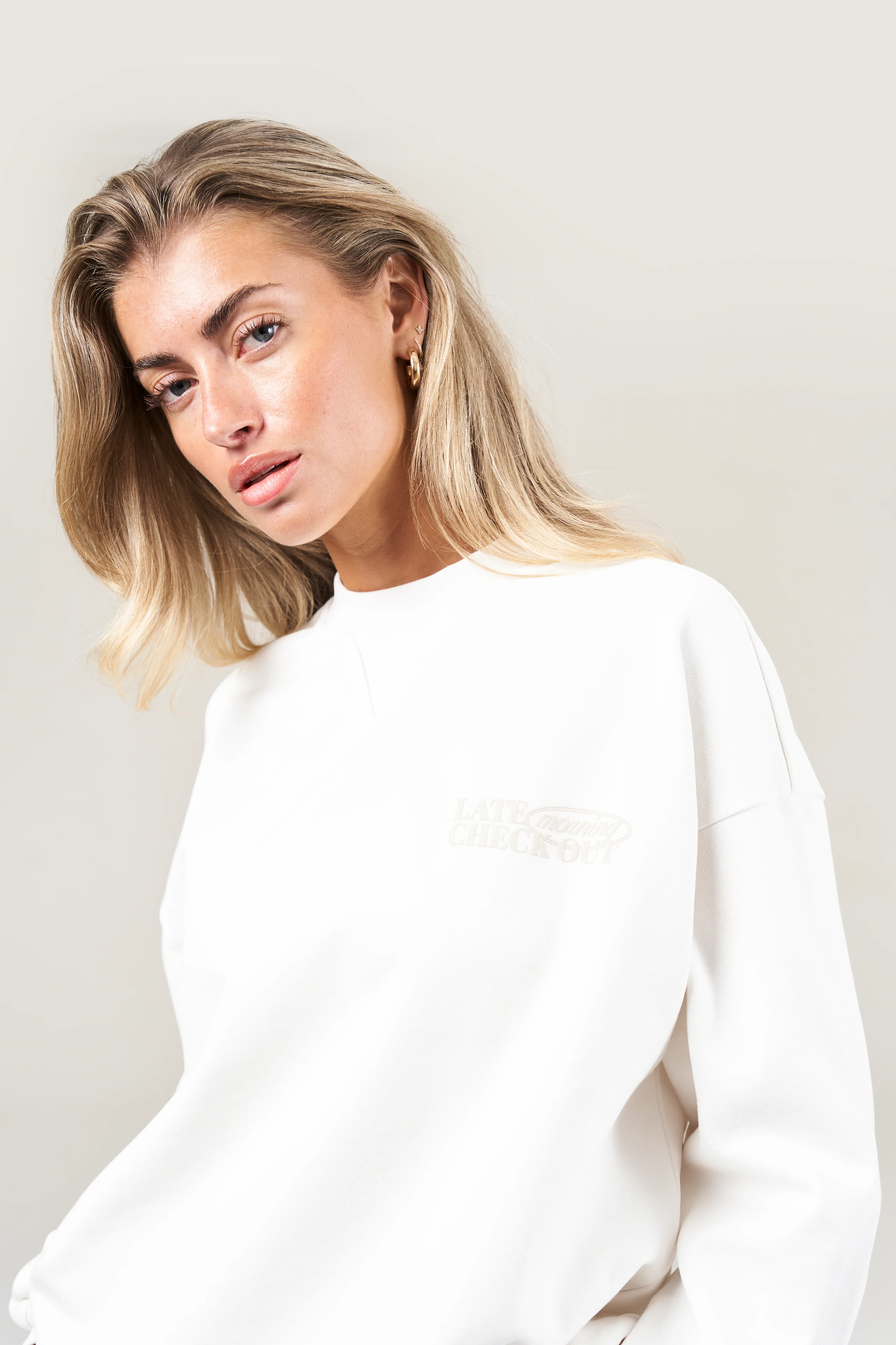 LATE CHECKOUT SWEATSHIRT - OFF WHITE - Image 6
