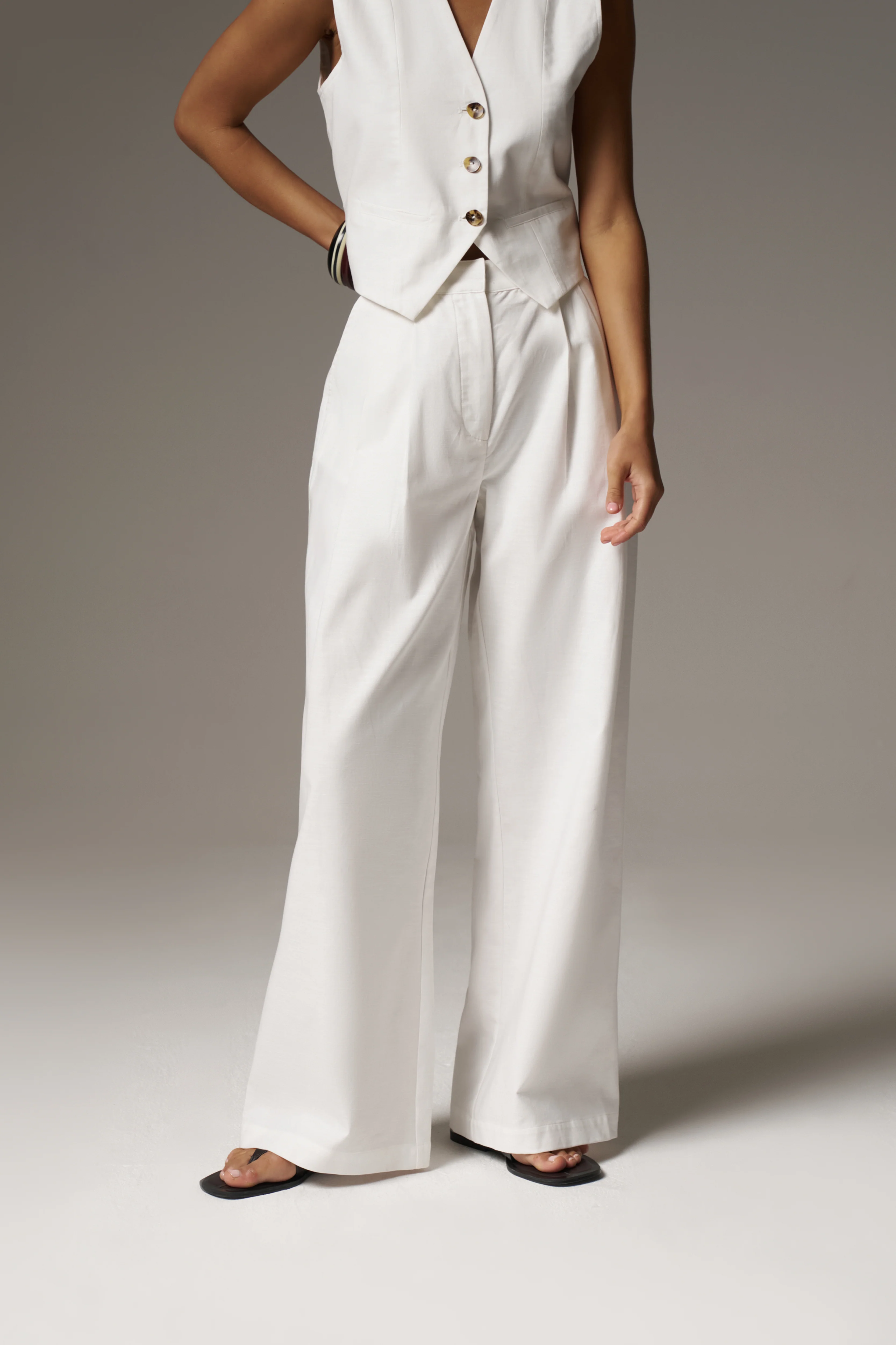 LINEN BLEND WIDE LEG PLEATED TROUSERS - WHITE - Image 3