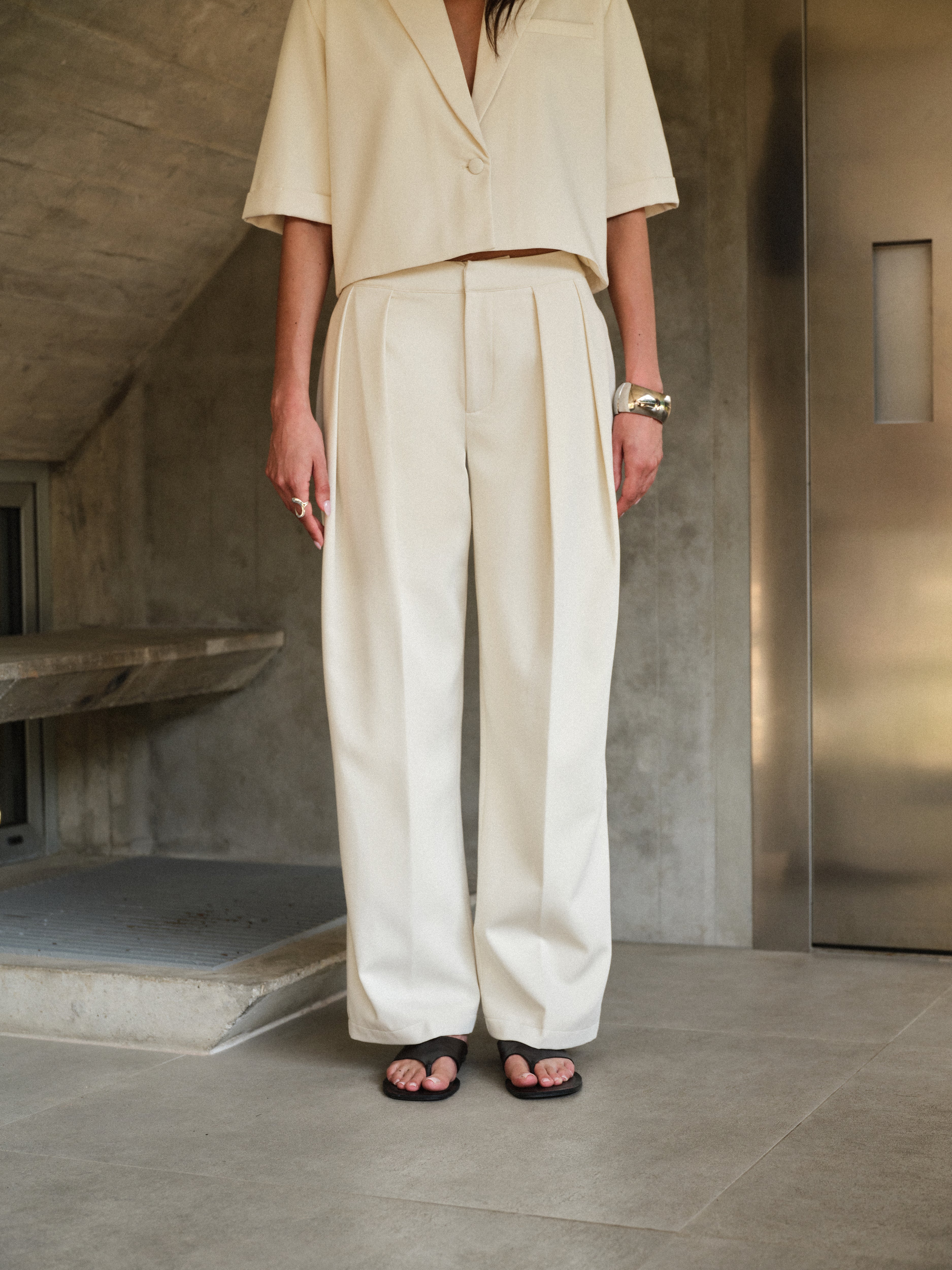 MID RISE PLEATED TROUSERS - OFF WHITE - Image 4