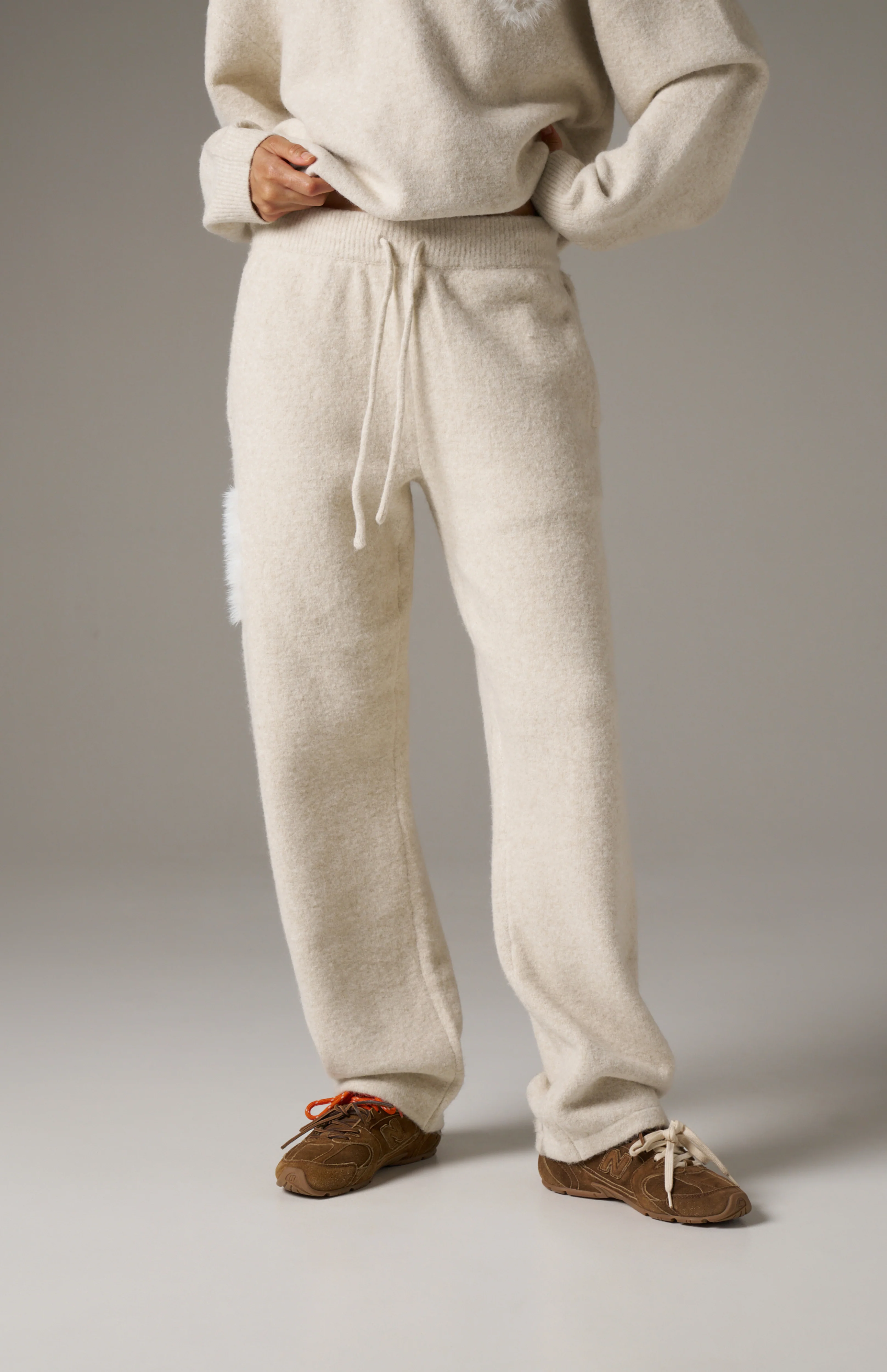 MONOGRAM FLUFFY KNIT JOGGERS - BEIGE - Image 4