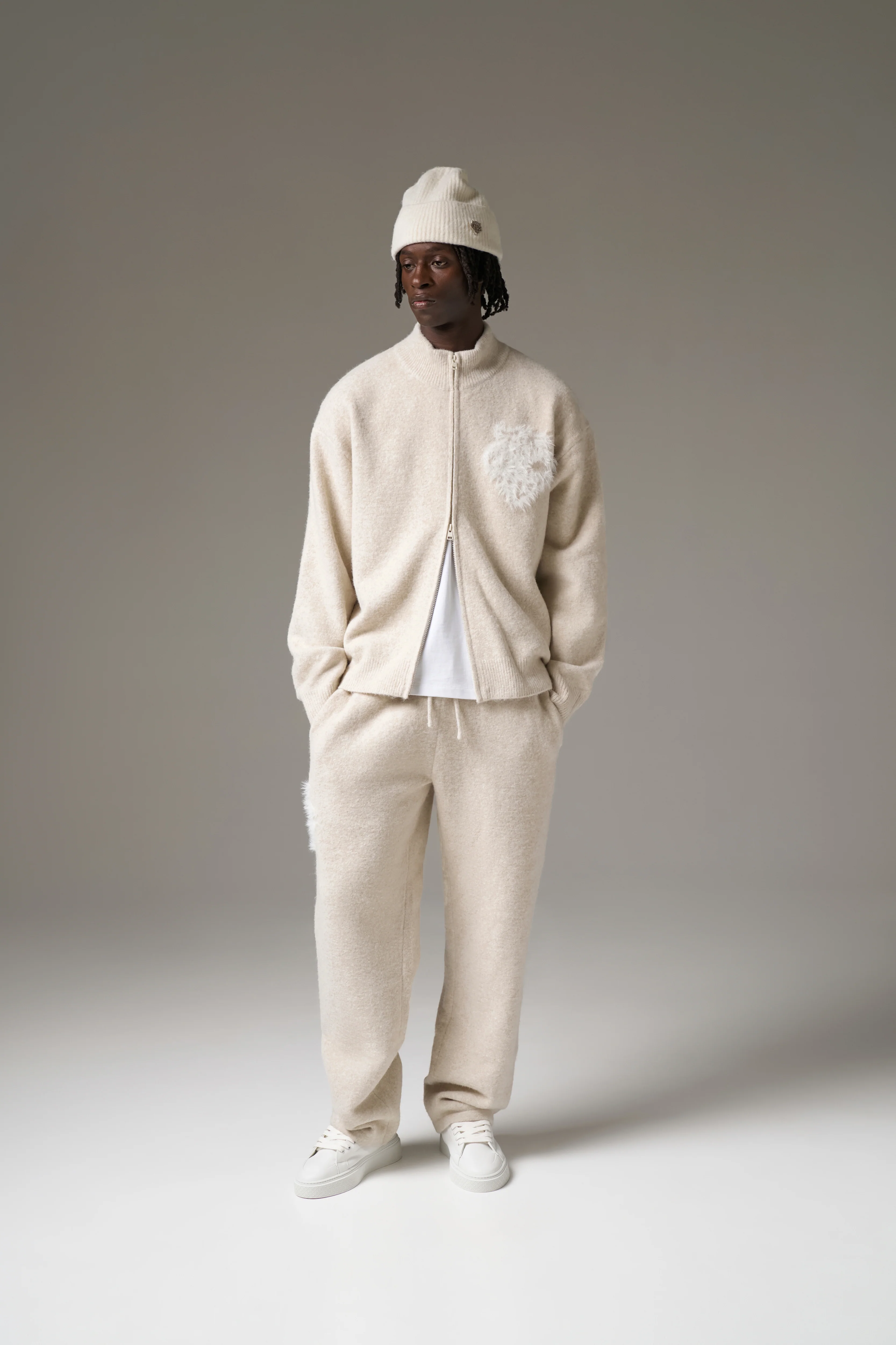 MONOGRAM FLUFFY KNIT JOGGERS - BEIGE - Image 5