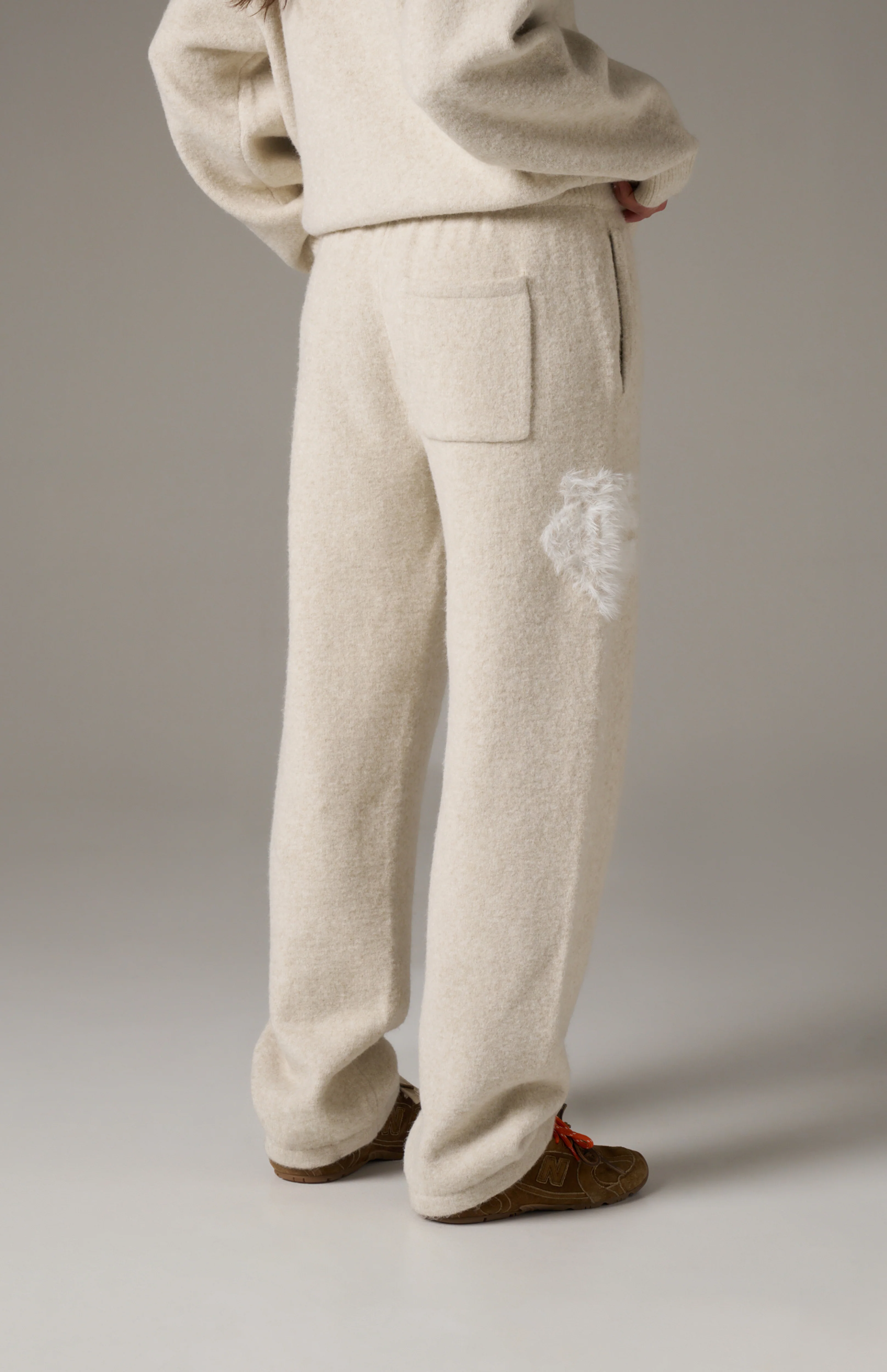 MONOGRAM FLUFFY KNIT JOGGERS - BEIGE - Image 7