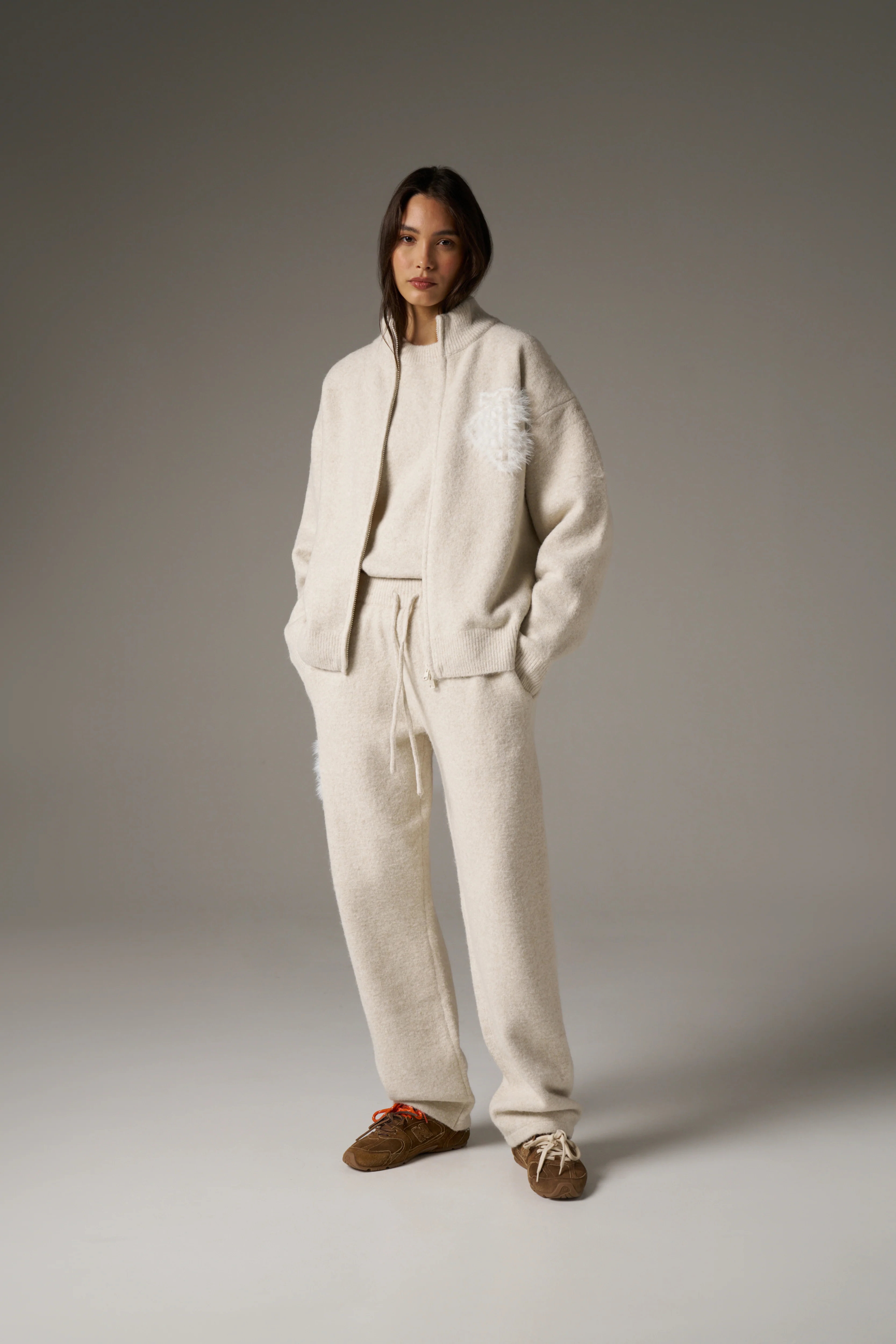 MONOGRAM FLUFFY KNIT JOGGERS - BEIGE - Image 8