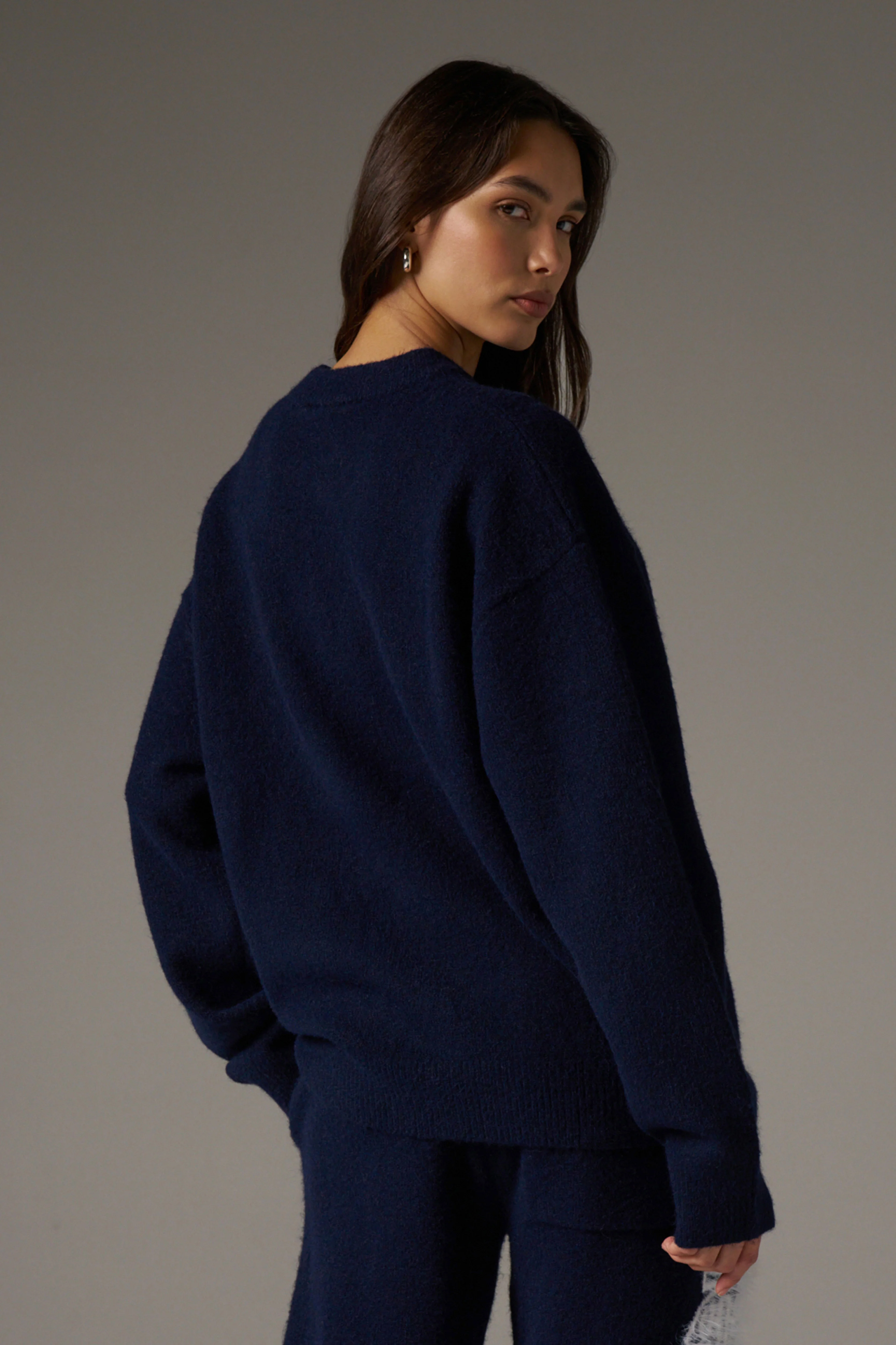 MONOGRAM FLUFFY KNIT CREW - NAVY - Image 7