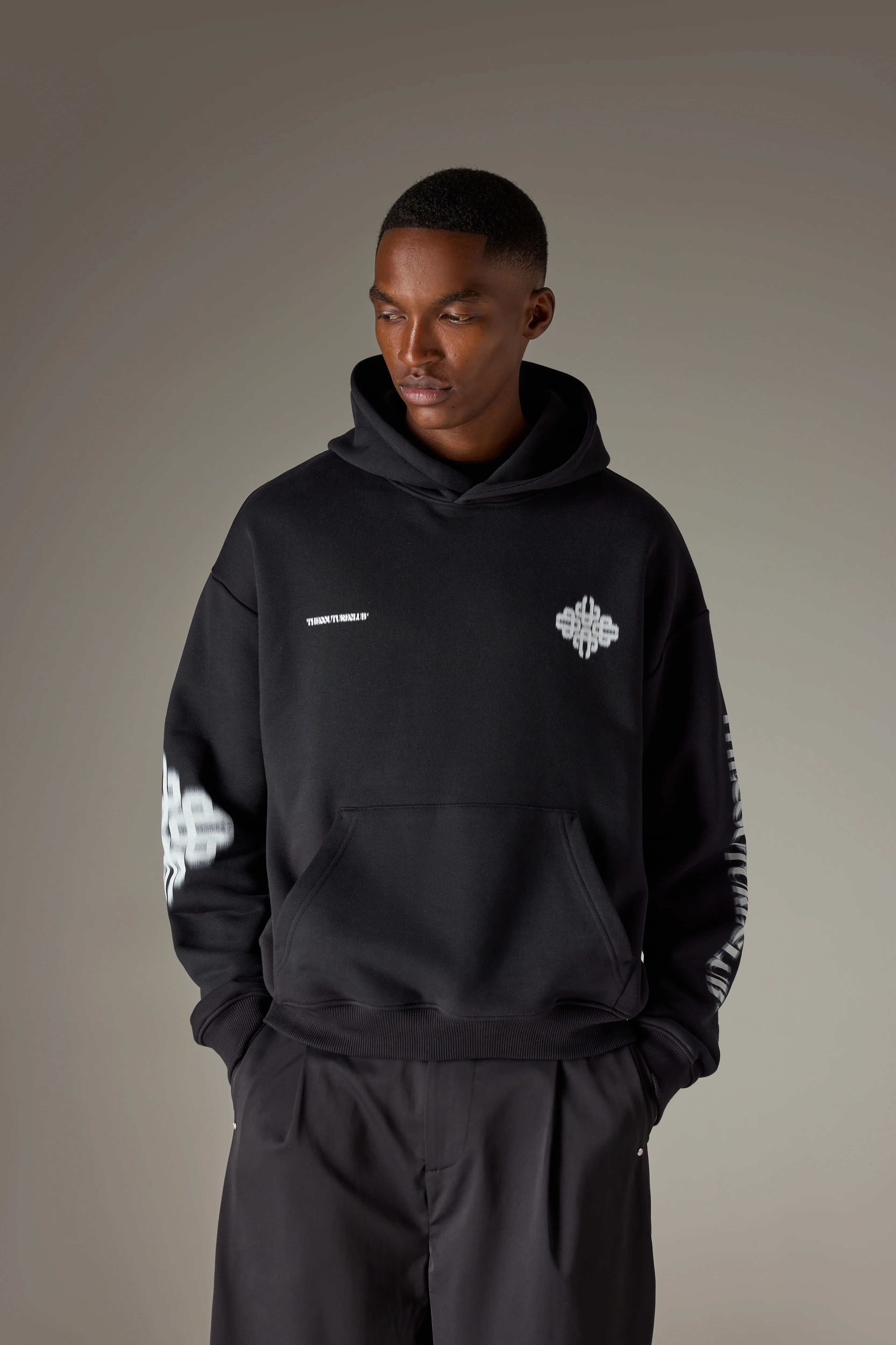 MOTION BLURRED EMBLEM HOODIE - BLACK - Image 4