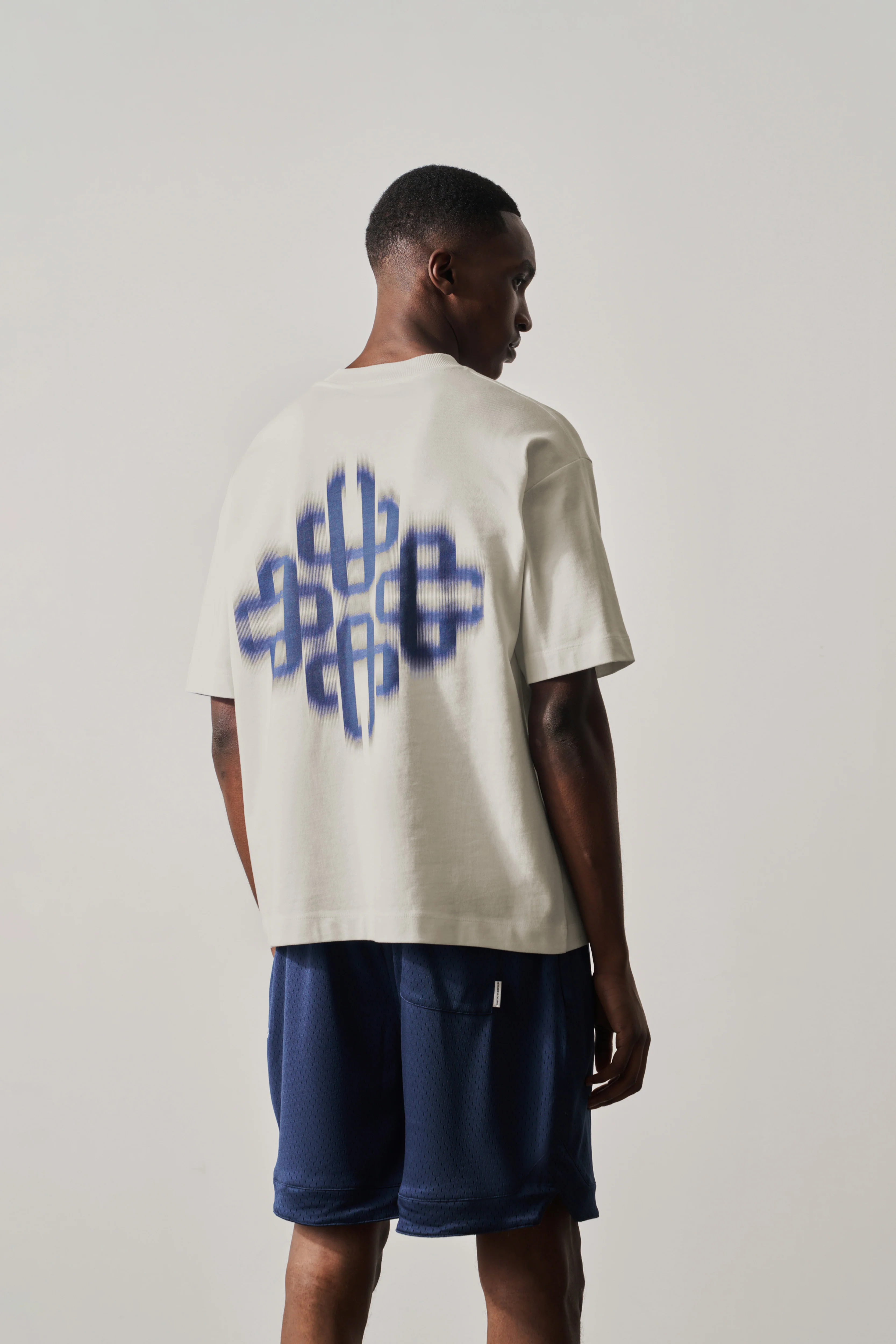 MOTION BLURRED EMBLEM T-SHIRT - OFF WHITE NAVY - Image 4