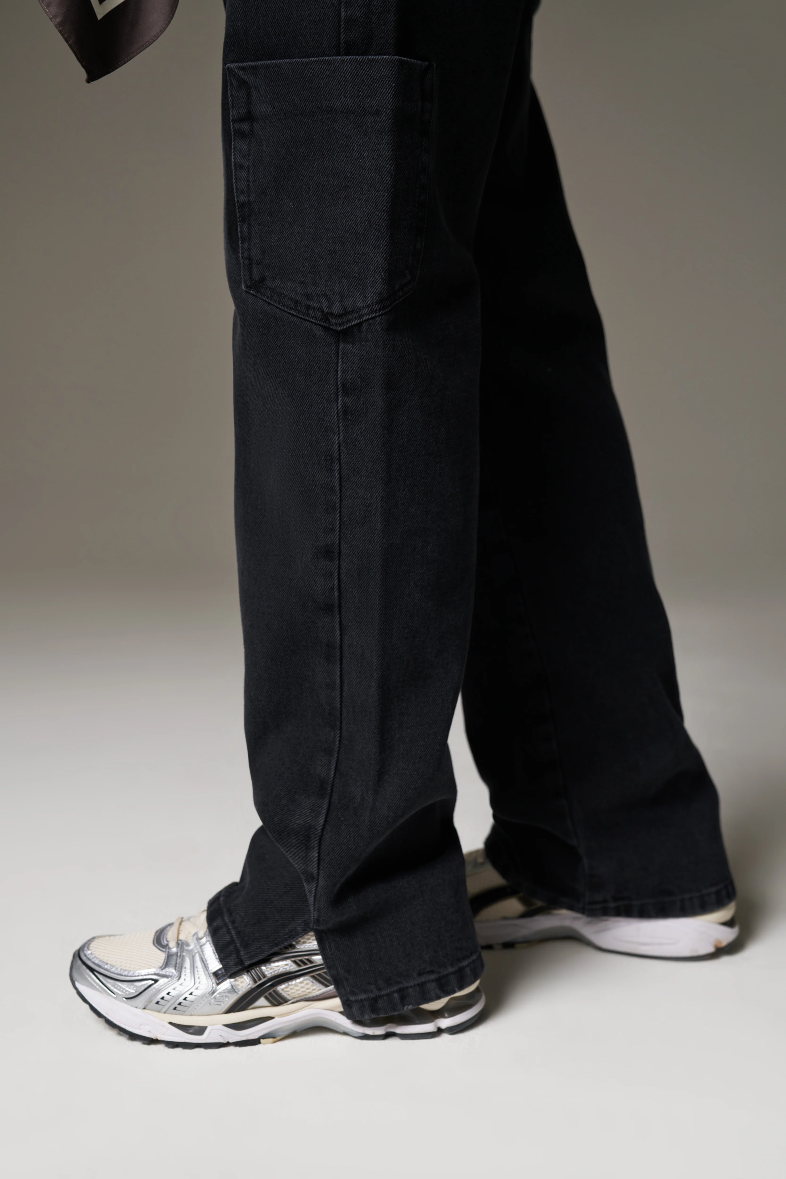 MULTI POCKET WASHED JEAN - BLACK WASH - Image 4