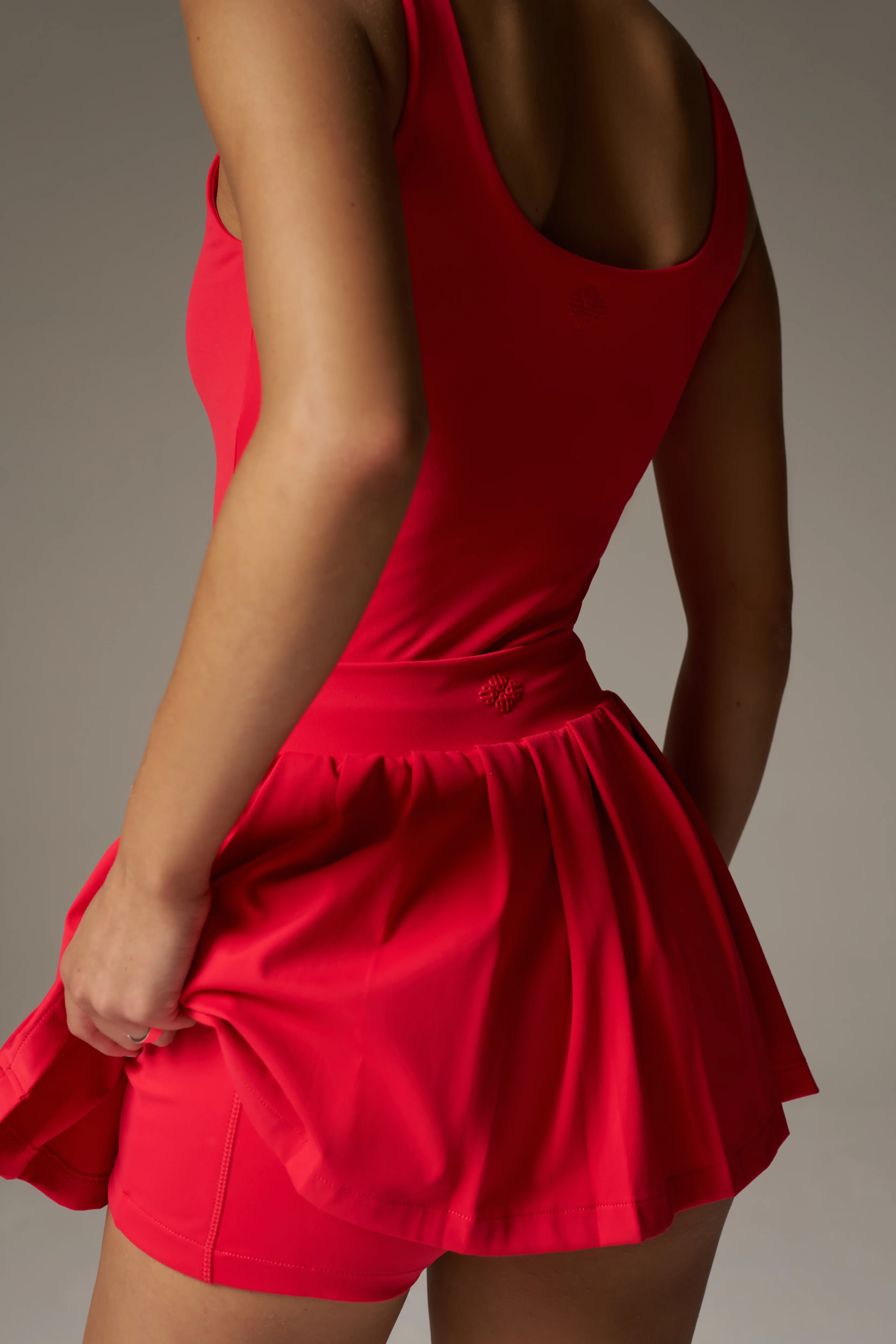 PLEATED SCULPTING STRETCH MINI SKORT - RED - Image 5