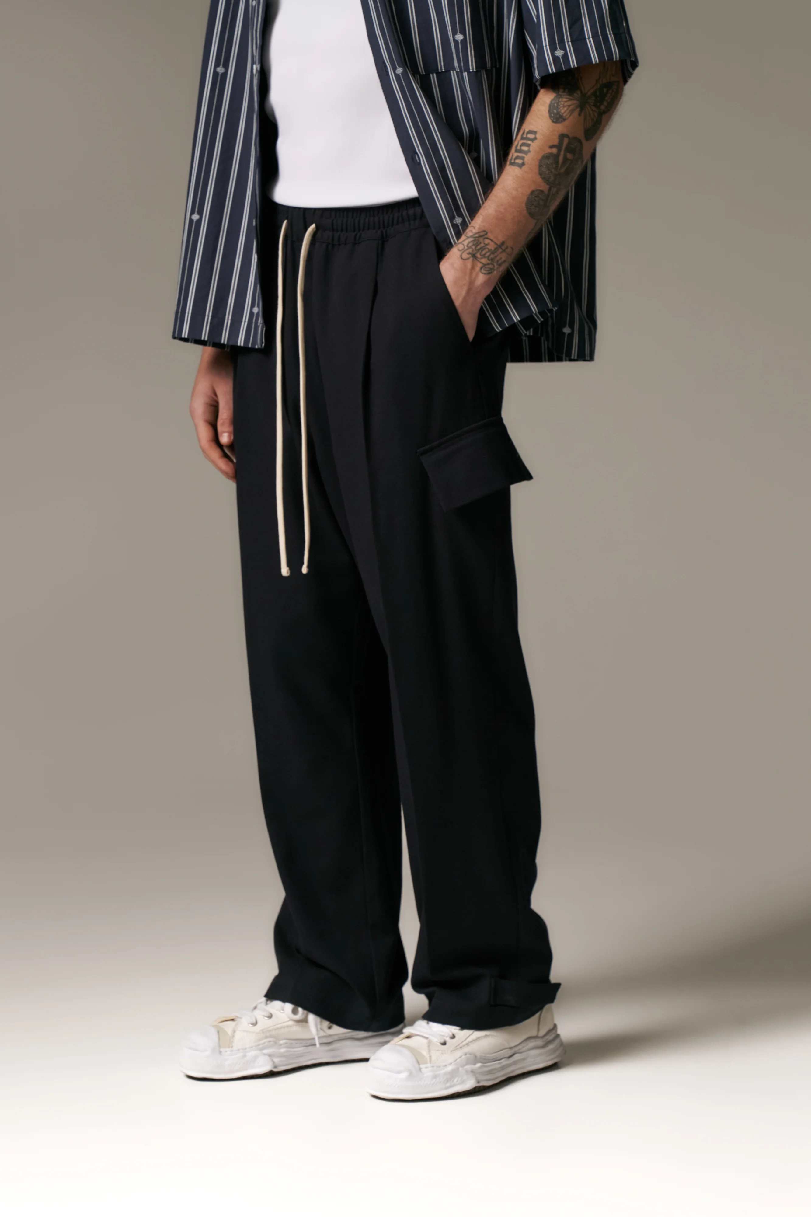 PLEATED WIDE LEG TROUSER - NAVY - Image 4