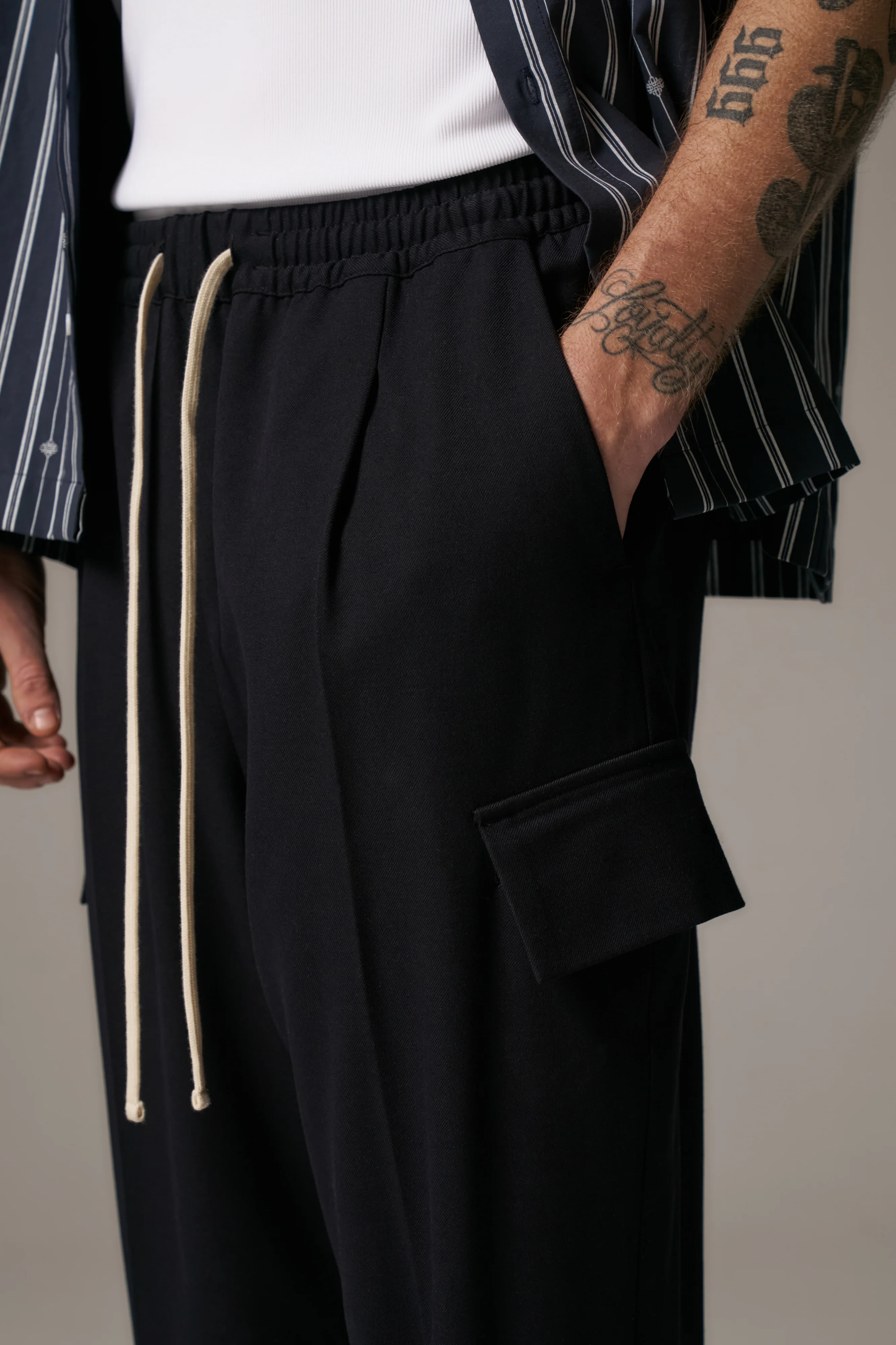 PLEATED WIDE LEG TROUSER - NAVY - Image 5