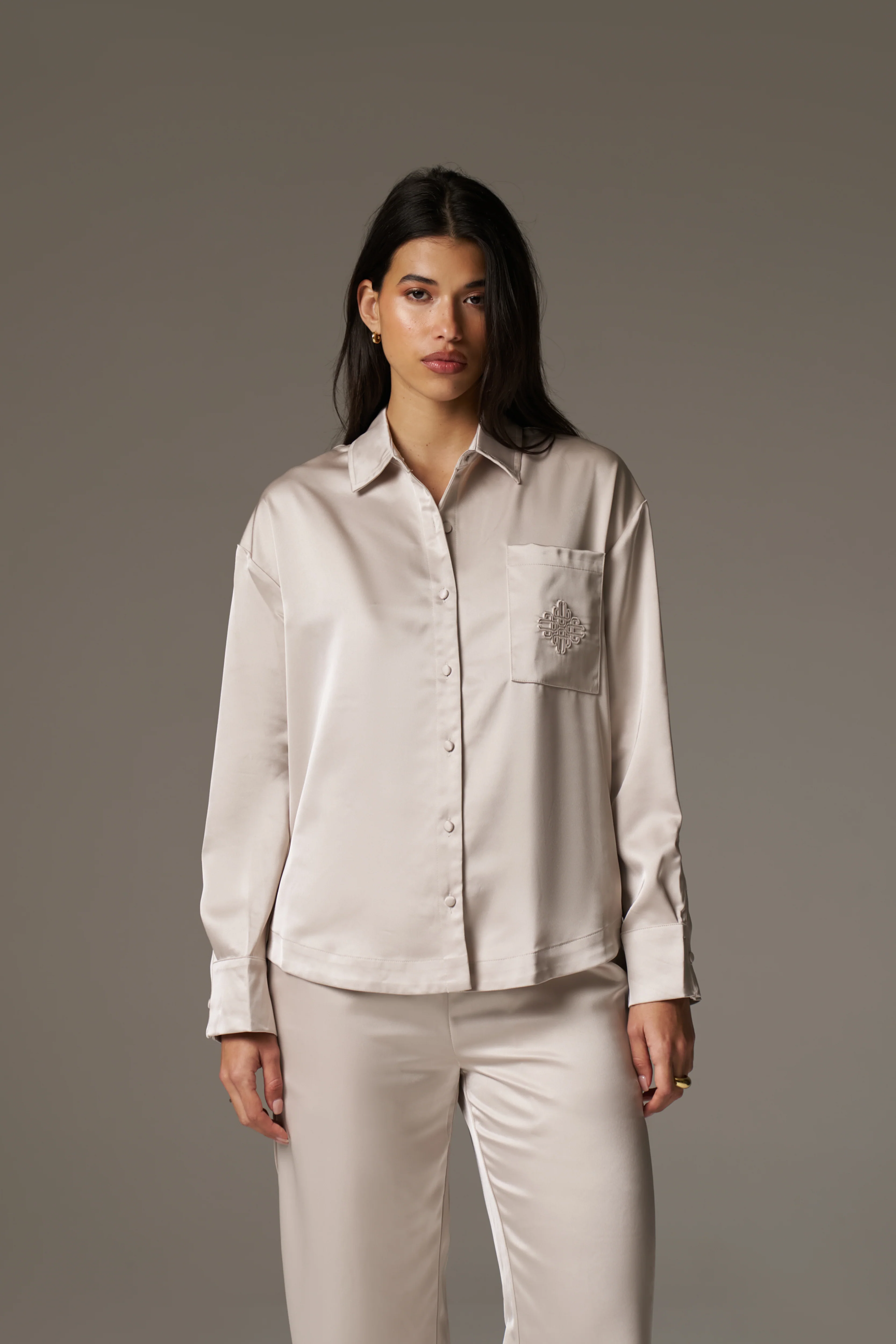 SATIN EMBLEM SHIRT - BEIGE - Image 2